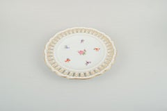 Antique Meissen openwork plate in hand-painted porcelain with flowers.