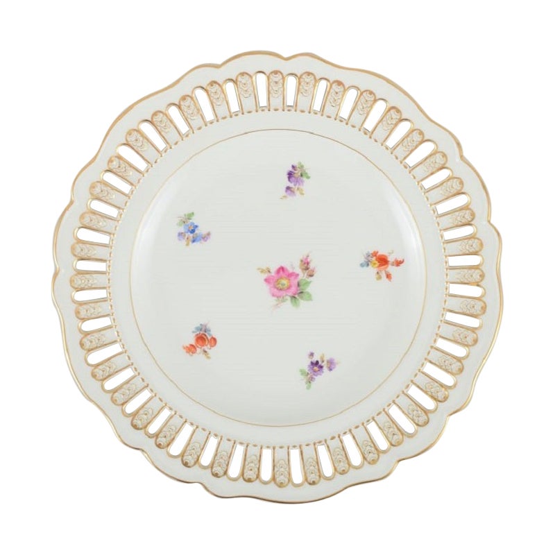 Antique Meissen openwork plate in hand-painted porcelain with flowers.