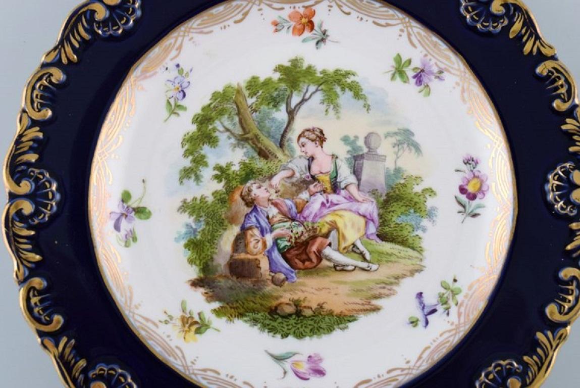 Antique Meissen plate in hand-painted porcelain. 
Romantic scene, blue border with gold decoration. Late 19th century.
Diameter: 22 cm.
In excellent condition.
Stamped.
1st factory quality.