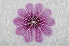 Antiker Meißner Teller mit Blumenmotiv und Purpurdekor:: 19. Jahrhundert
