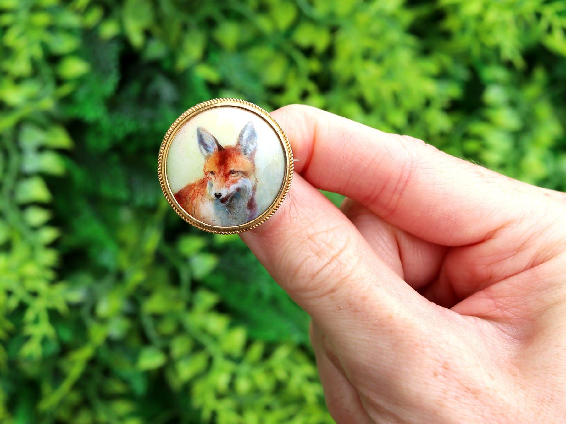 A stunning fine and impressive antique Meissen porcelain and 14 karat yellow gold brooch; a part of our diverse antique jewelry and estate jewelry collections.

This stunning, fine and impressive antique brooch has been crafted in 14k yellow