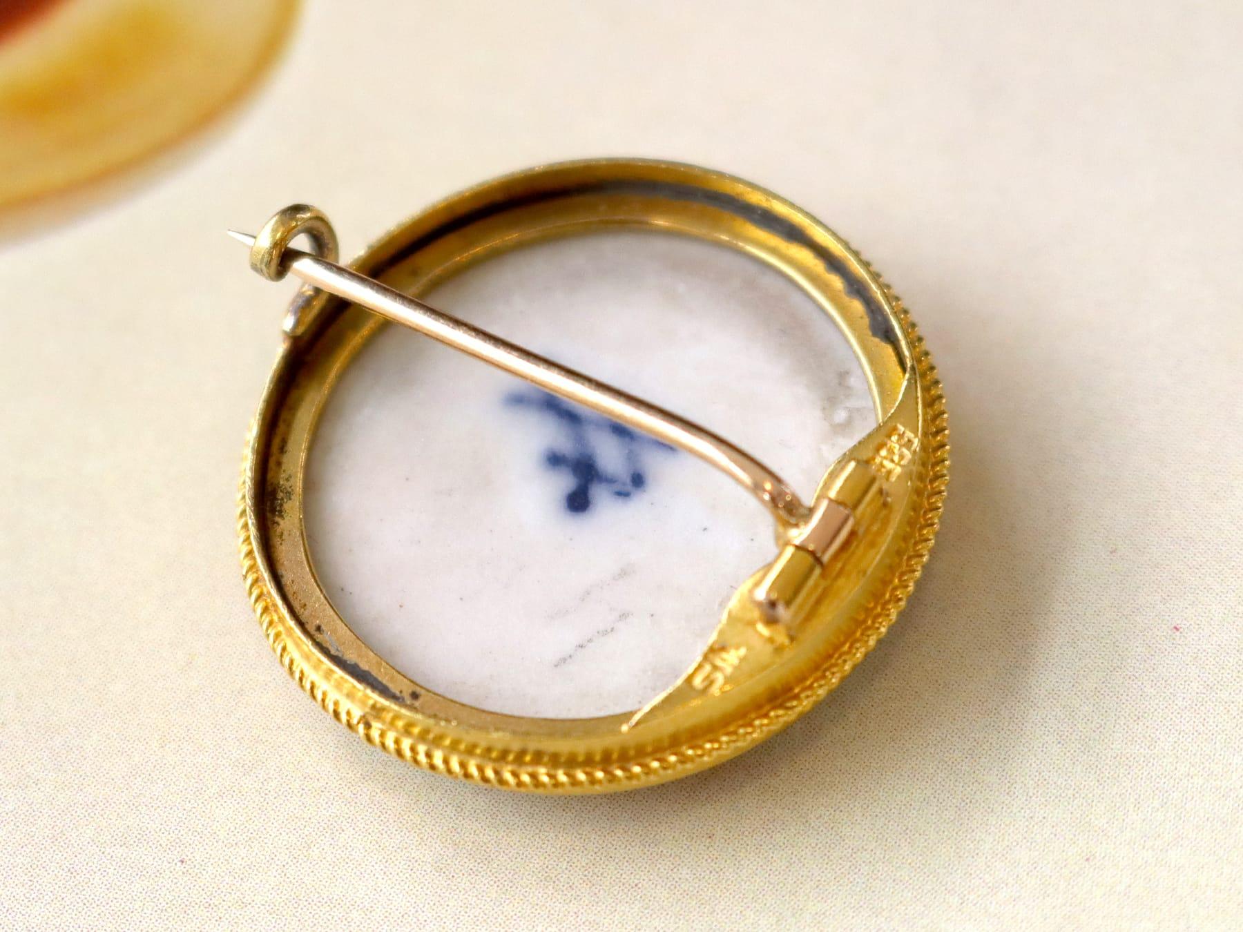 Antique Meissen Porcelain and 14k Yellow Gold Brooch Circa 1900 im Angebot 1