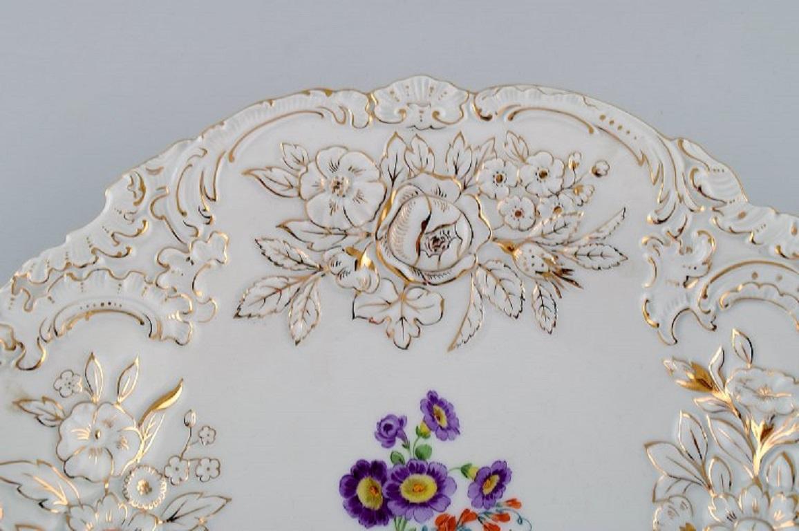Antike antike Meissener Porzellanschale mit handbemalten Blumen und Golddekoration (Neurokoko) im Angebot