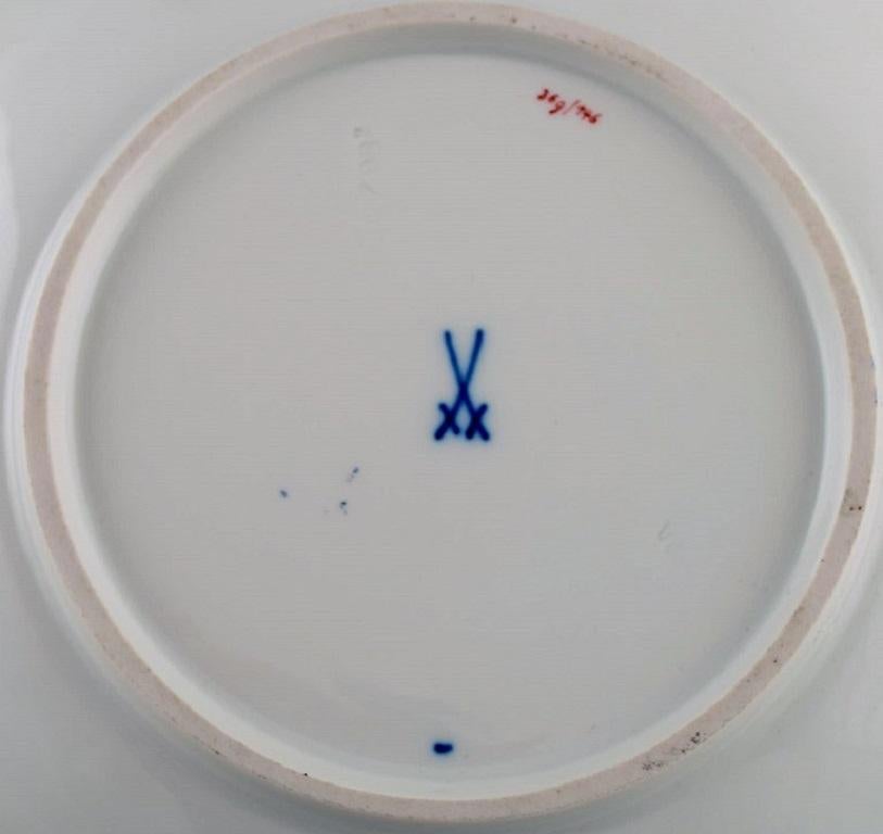 Cuenco antiguo de Meissen Porcelain con flores pintadas a mano y decoración dorada Pintado a mano en venta