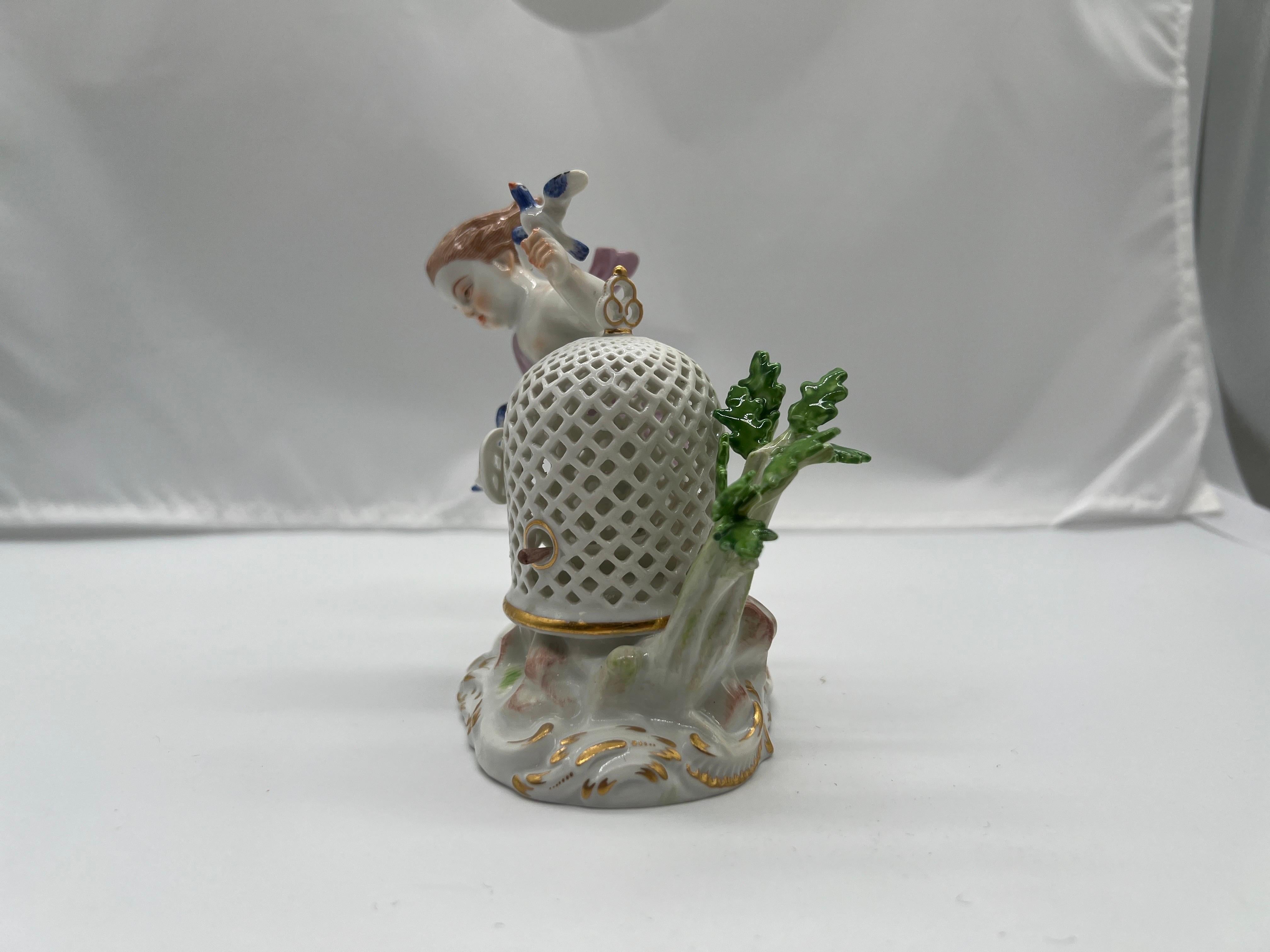 Antike Meissen Porcelain Boy & The Bird Cage Figur Modell  (Deutsch) im Angebot
