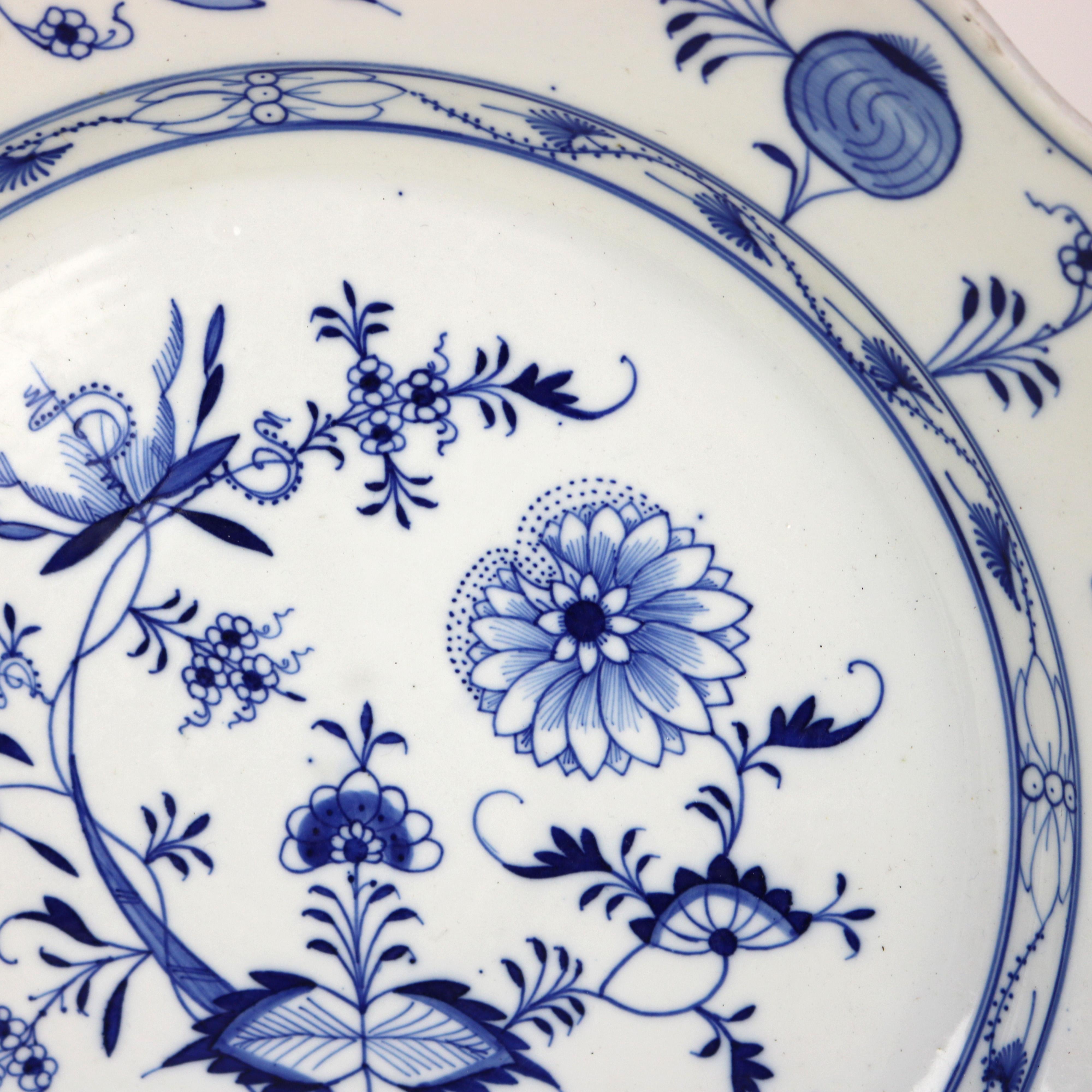 20ième siècle Antiquités Meissen Porcelain Charger with Onion Pattern C1900 en vente