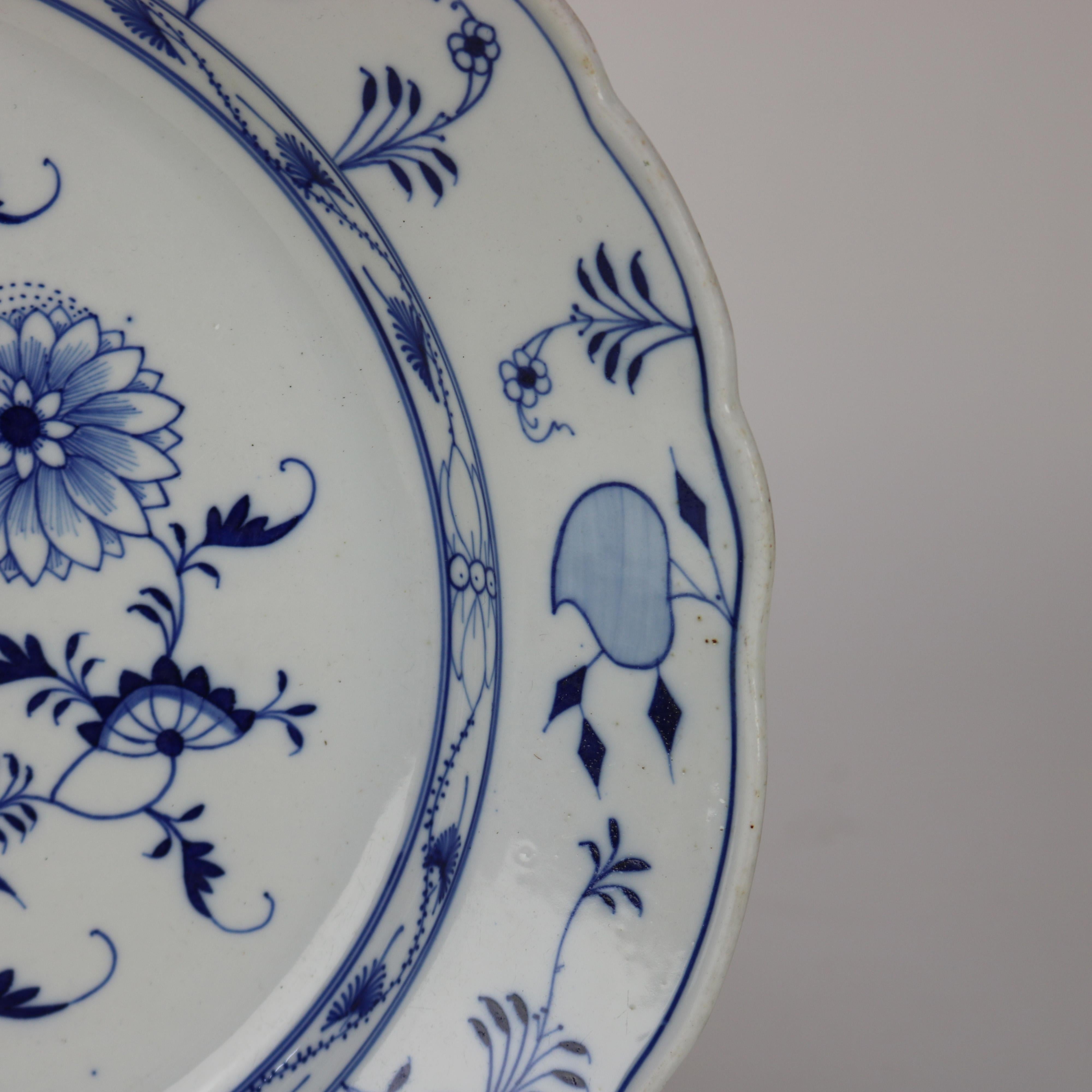 Porcelaine Antiquités Meissen Porcelain Charger with Onion Pattern C1900 en vente