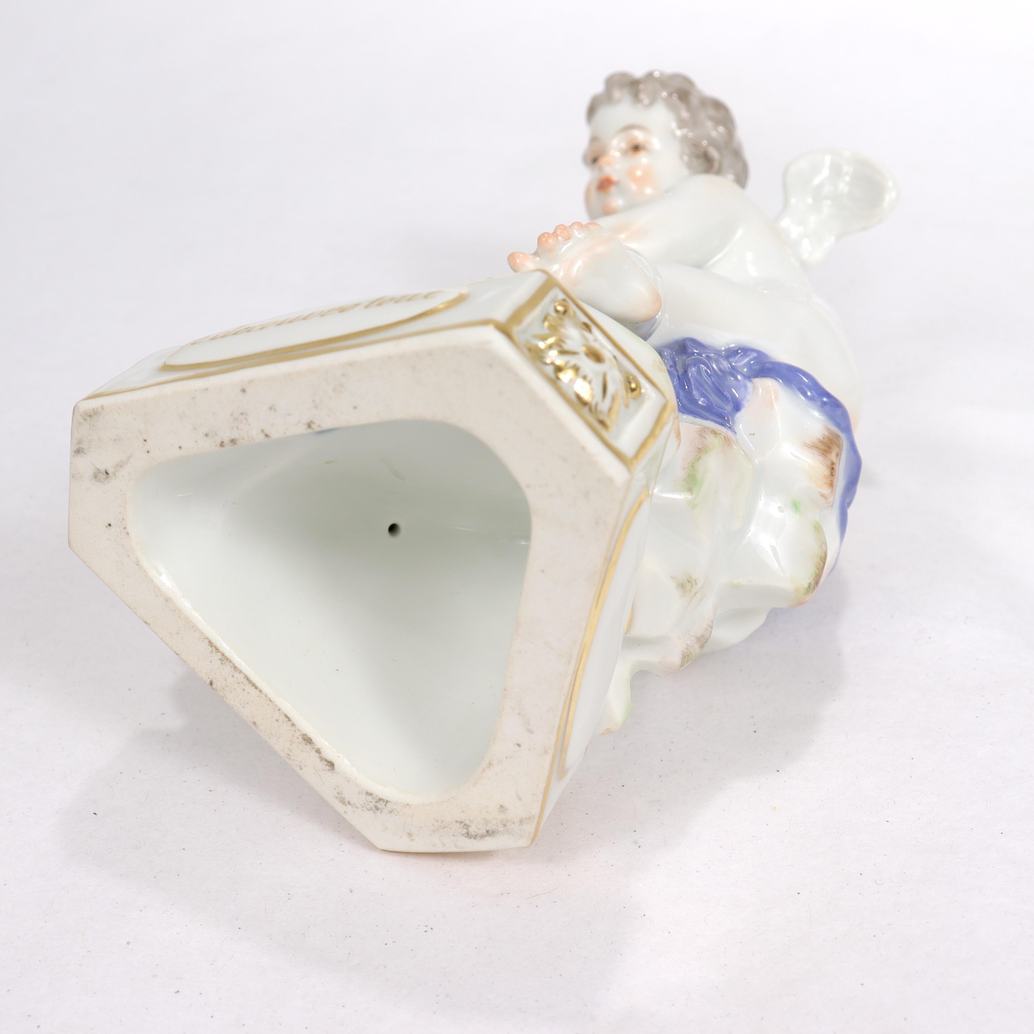 Ancienne figurine de chérubin en porcelaine de Meissen Motto « Je decouvre tout » Modèle F13 en vente 4