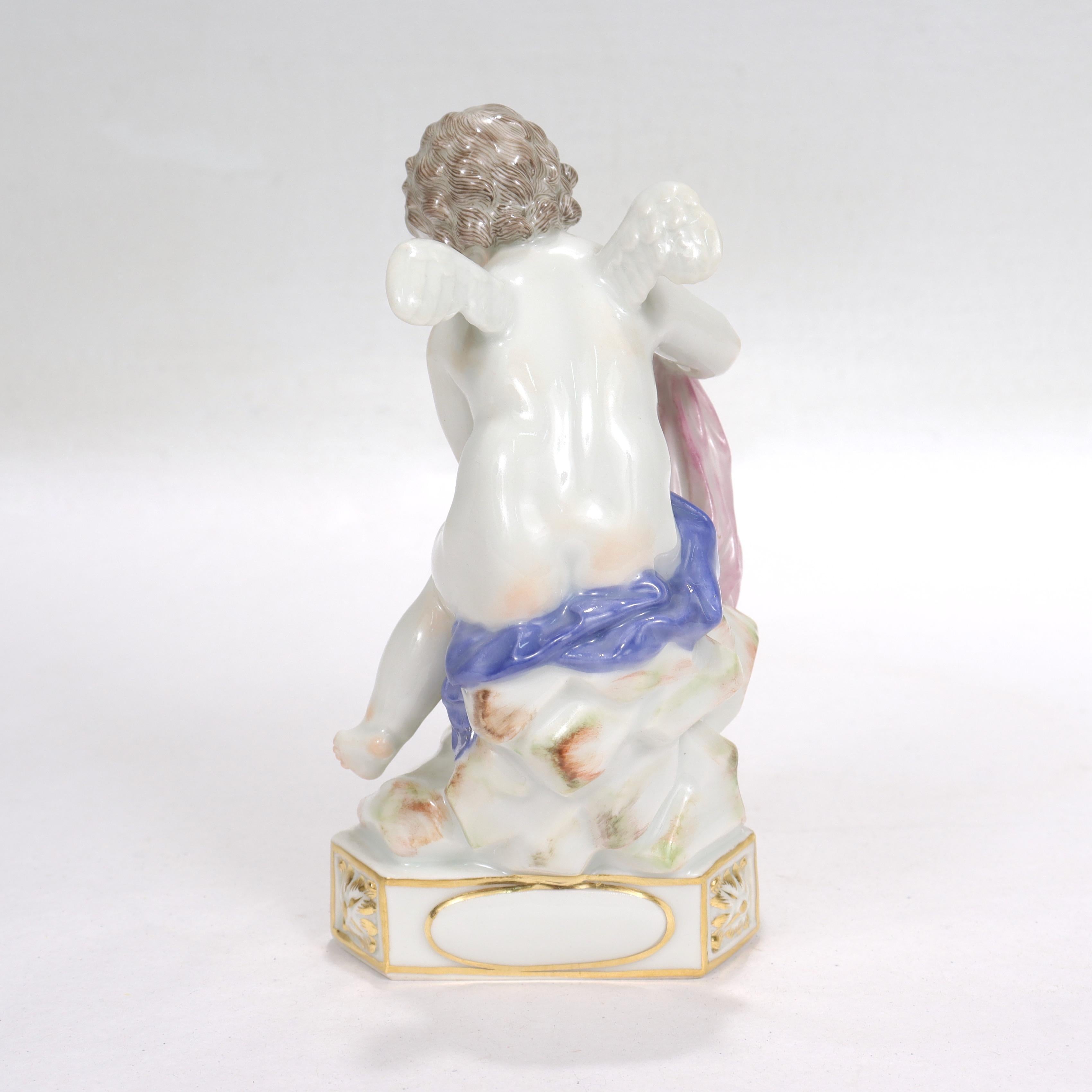 Rococo Ancienne figurine de chérubin en porcelaine de Meissen Motto « Je decouvre tout » Modèle F13 en vente