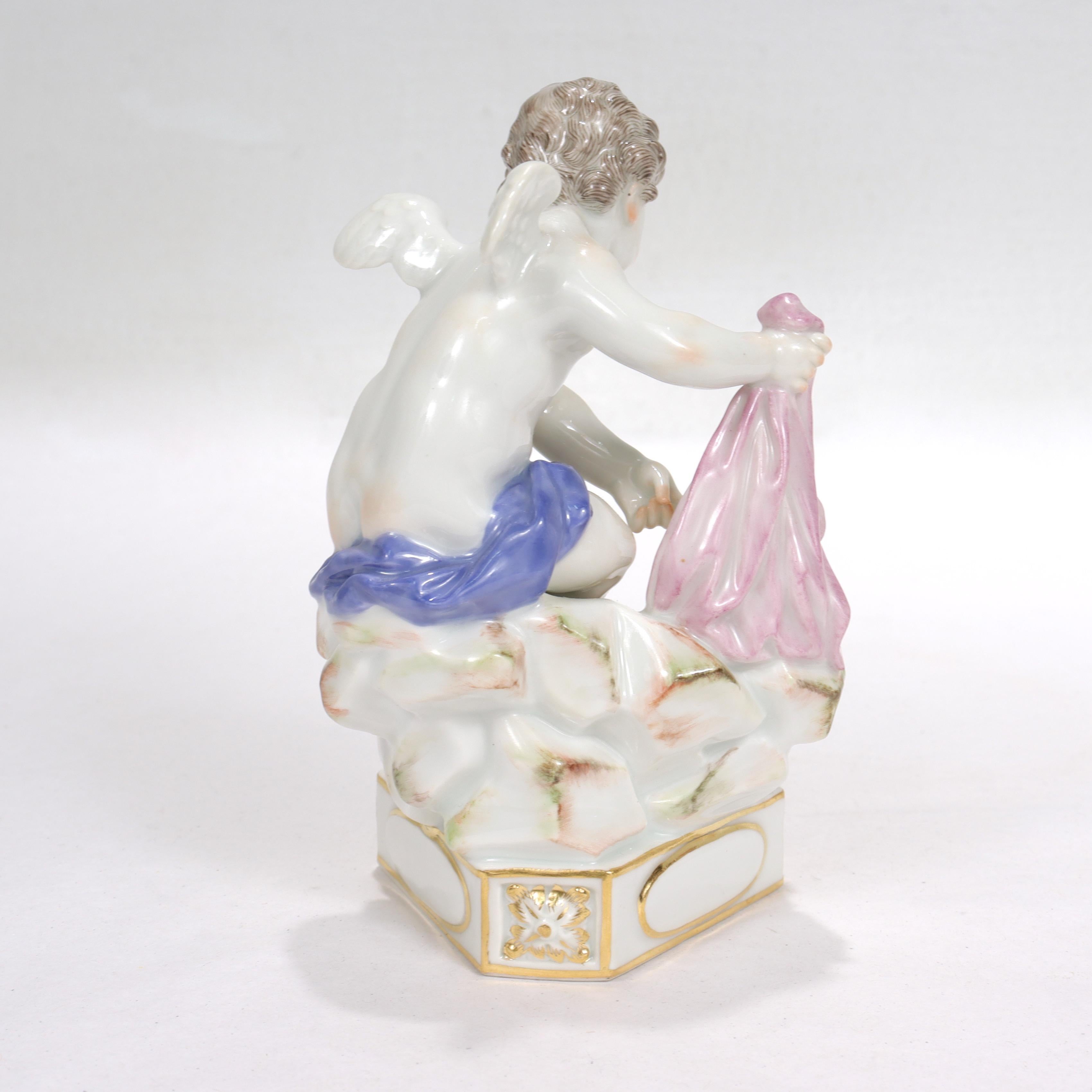 Allemand Ancienne figurine de chérubin en porcelaine de Meissen Motto « Je decouvre tout » Modèle F13 en vente