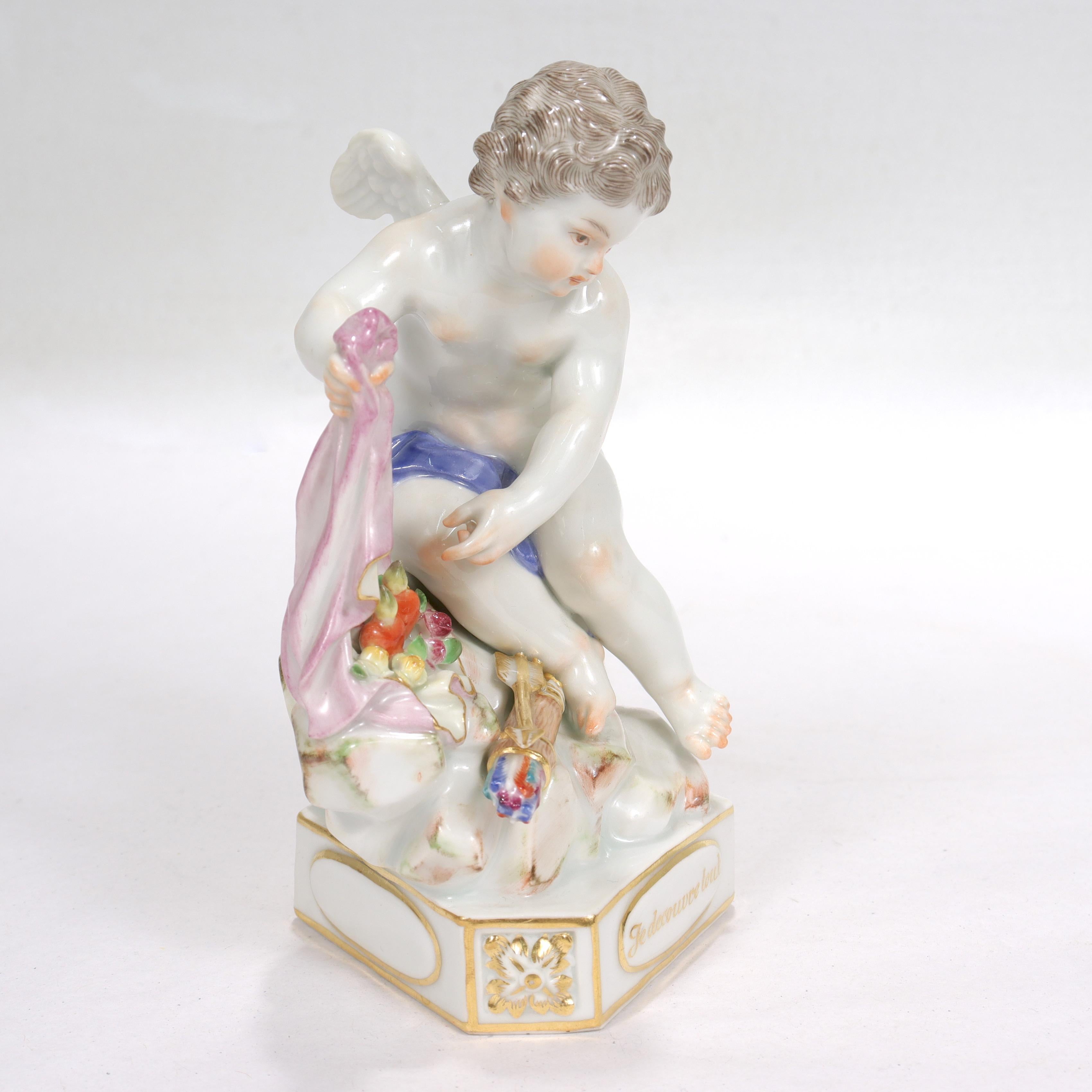 20ième siècle Ancienne figurine de chérubin en porcelaine de Meissen Motto « Je decouvre tout » Modèle F13 en vente