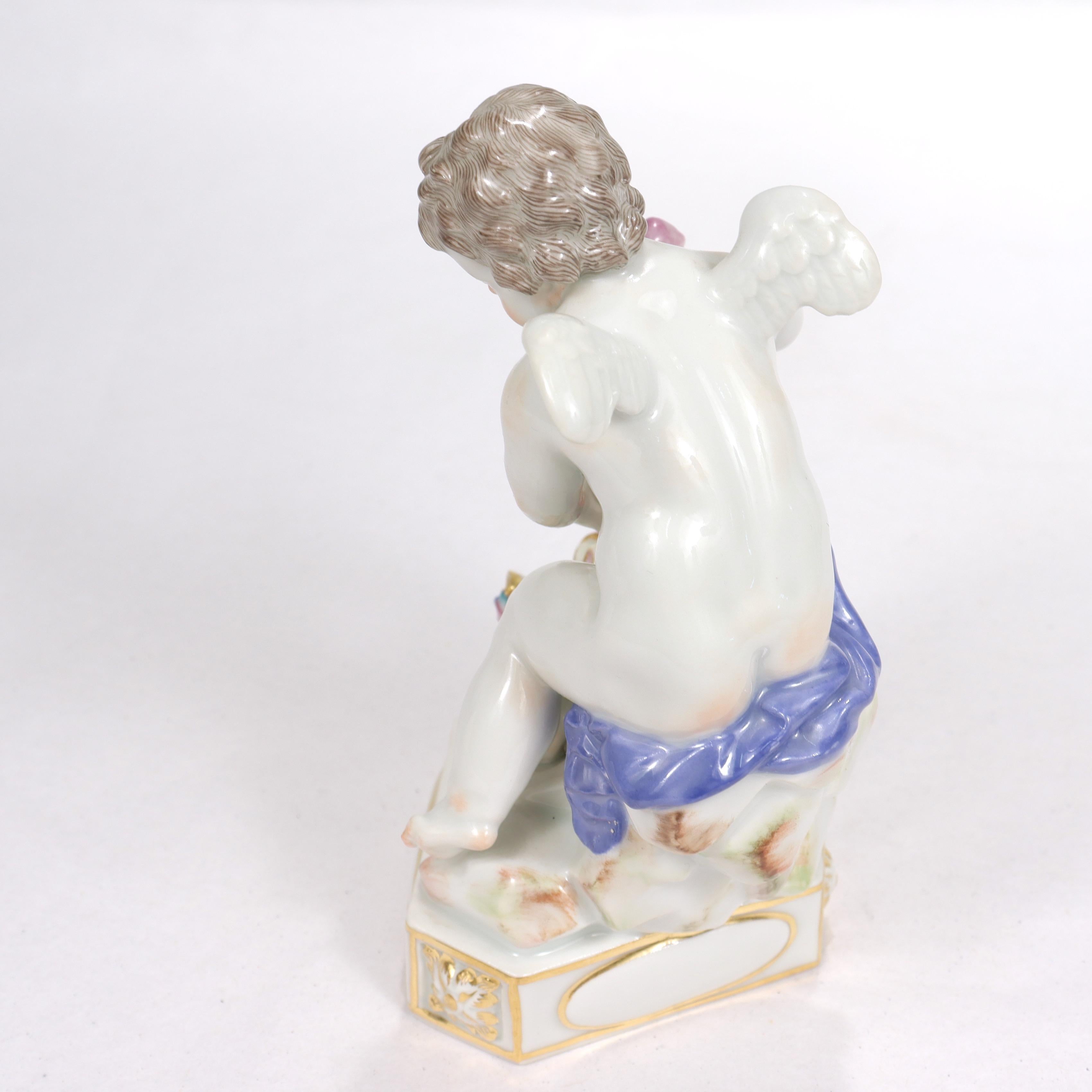 Porcelaine Ancienne figurine de chérubin en porcelaine de Meissen Motto « Je decouvre tout » Modèle F13 en vente
