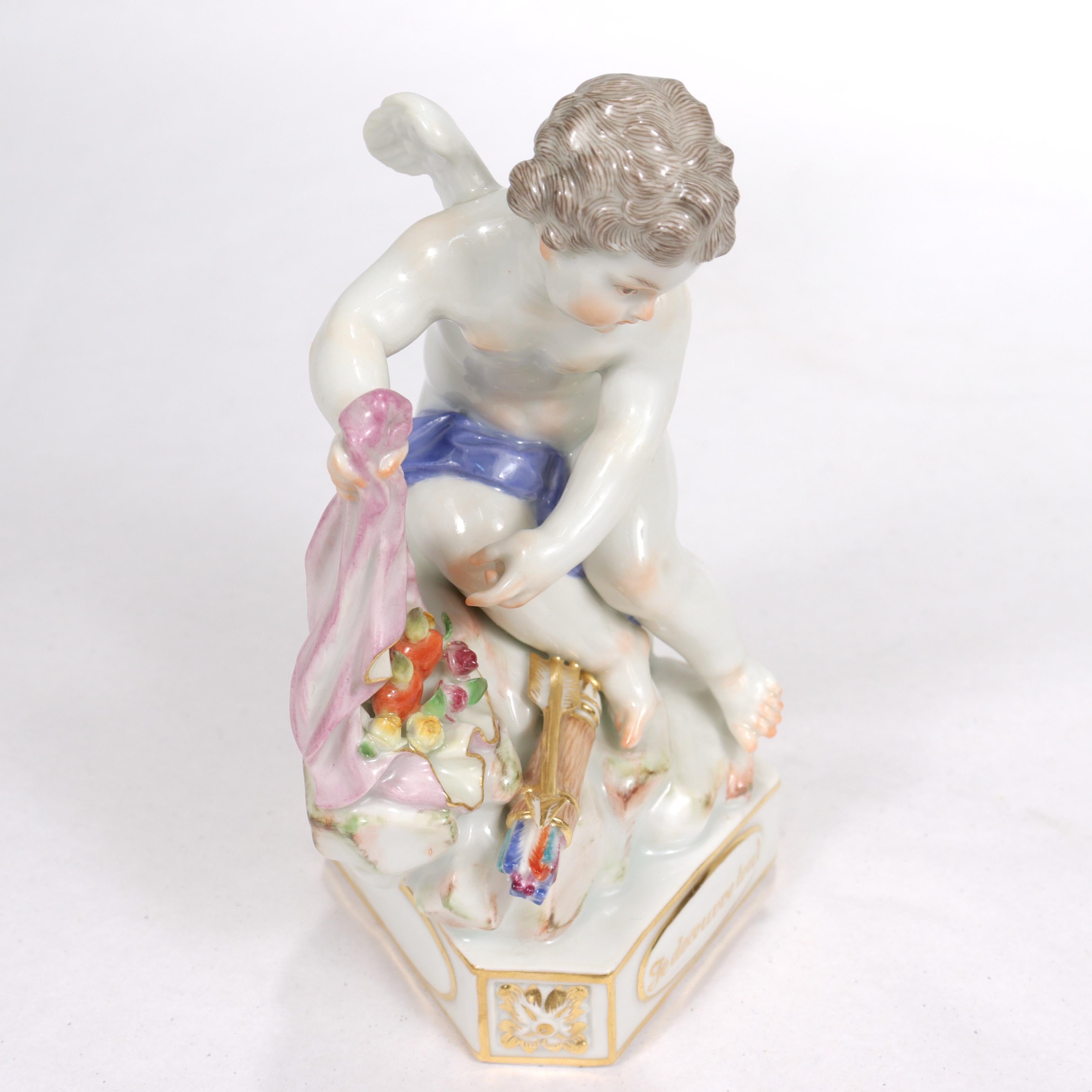 Ancienne figurine de chérubin en porcelaine de Meissen Motto « Je decouvre tout » Modèle F13 en vente 1