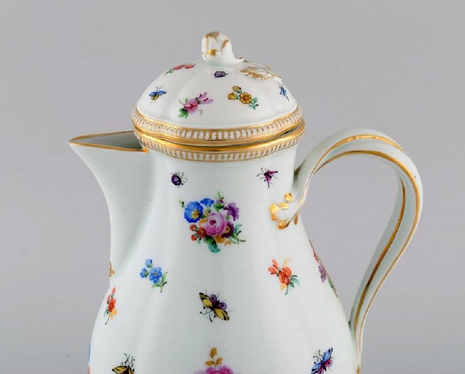 Antique Meissen porcelain chocolate pot with hand-painted flowers and gold decoration. 
Late 19th century.
Measures: 26 x 18.5 cm.
In very good condition. Flower on the lid with small chip.
Stamped.
1st factory quality.