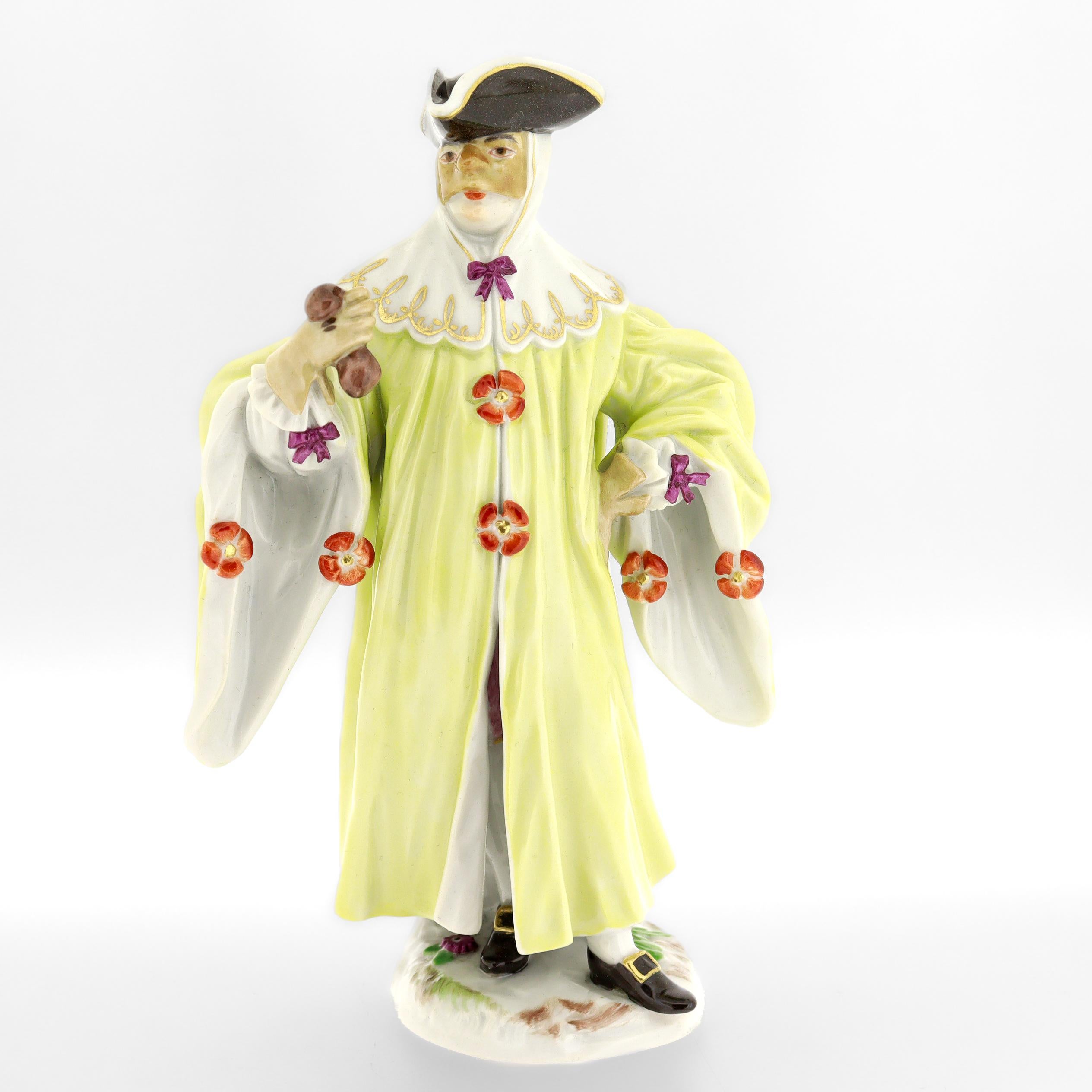 Ein feines antikes deutsches Porzellanfigürchen.

Von der Königlichen Porzellan-Manufaktur Meissen.

Darstellung des Advocato mit Maske.

Modellnummer 64536.

Darstellung einer maskierten Figur mit gelbem Gewand, Maske und Dreispitzhut, die einen