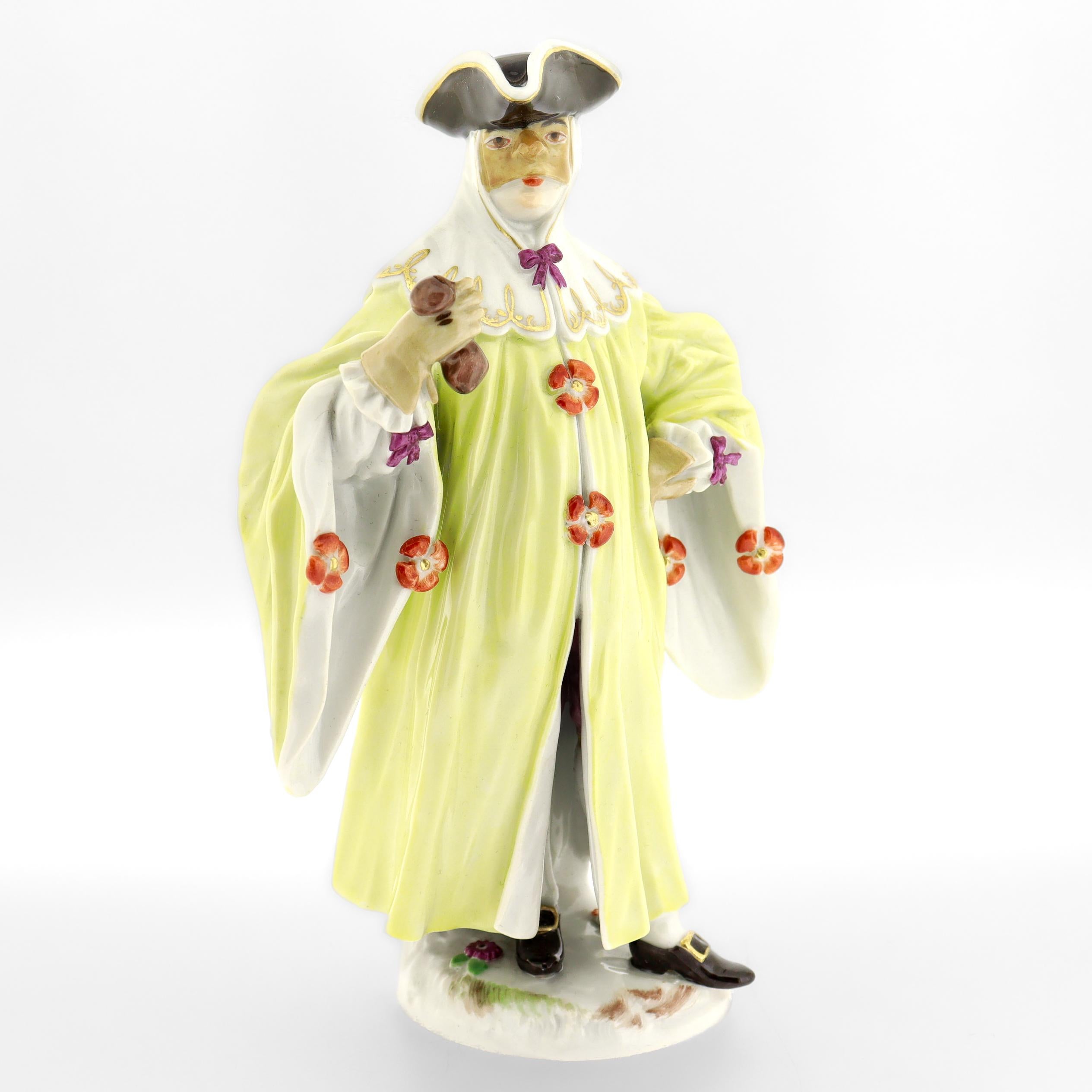 Antike Meissen Porcelain Commedia dell' Arte Figur Maskierter Advocato Nr. 64536 (20. Jahrhundert) im Angebot