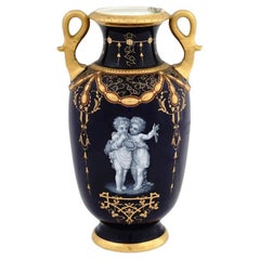 Antike Meissen Porcelain Vase mit zwei Henkeln und Putten