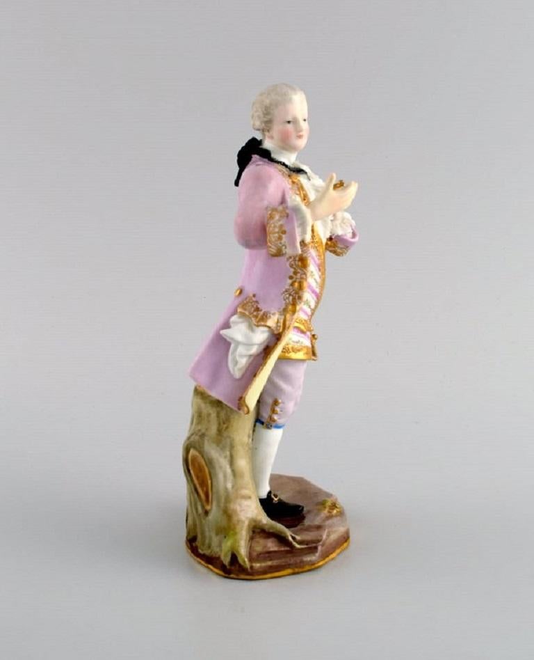 Figurine ancienne en porcelaine de Meissen. Un noble avec une montre en or. 
Fin du 19e siècle.
Mesures : 19 x 9 cm.
En parfait état.
Signé.
1ère qualité d'usine.