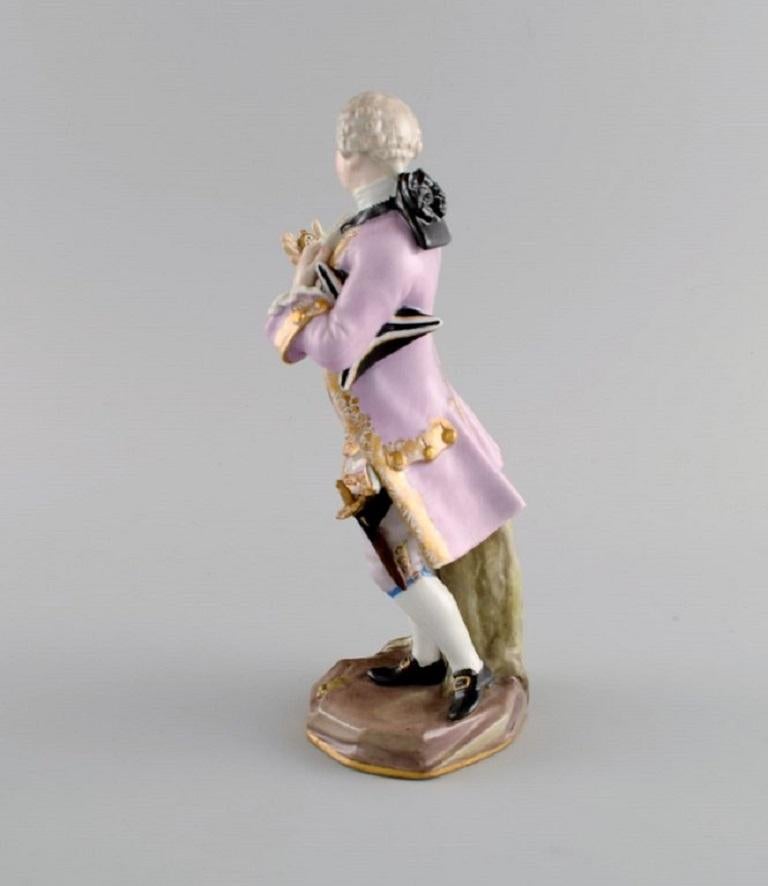 Allemand Figurine ancienne en porcelaine de Meissen, gentilhomme noble avec montre en or en vente