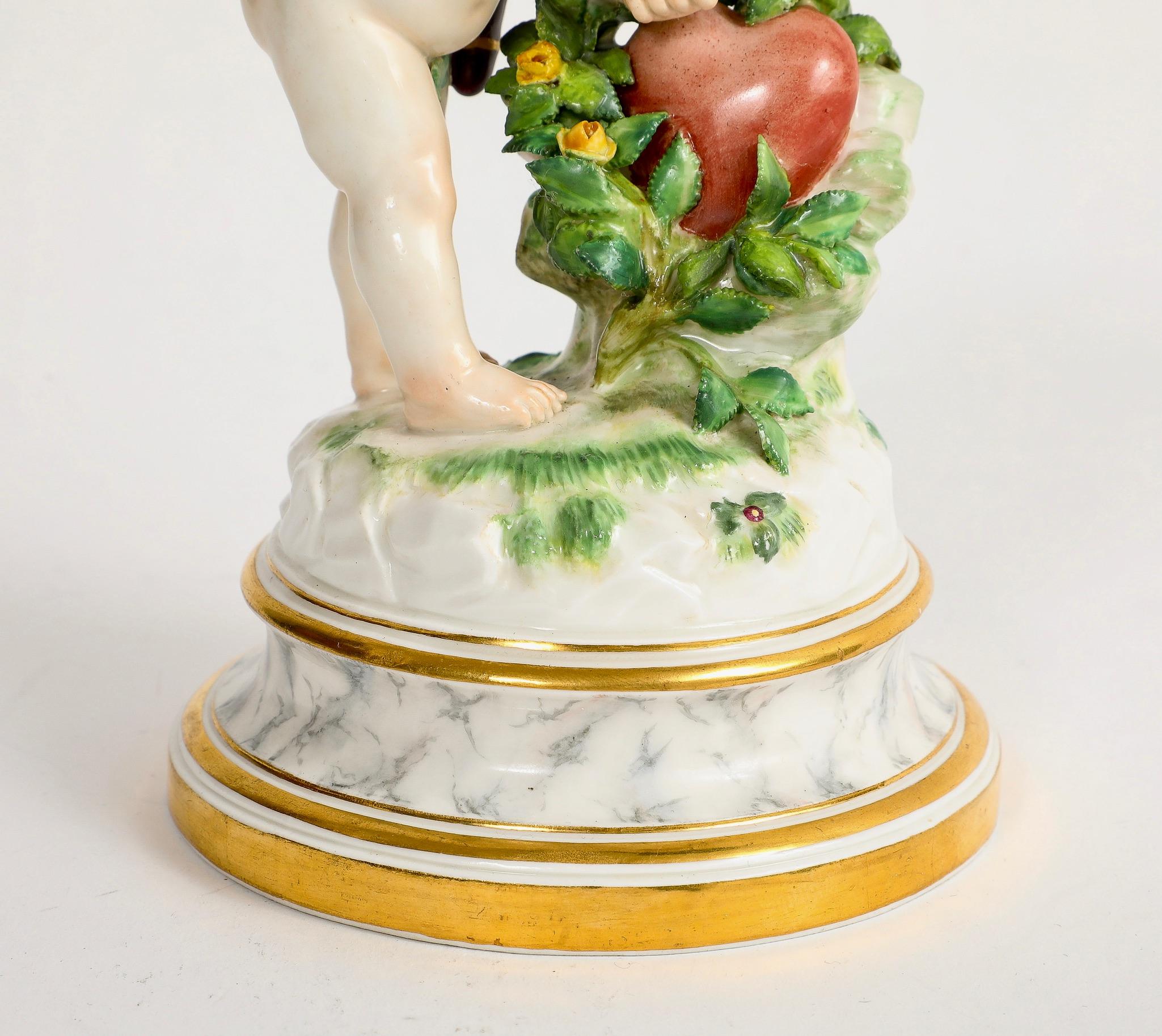 Ancienne figure de Cupidon en porcelaine de Meissen, série L.A.A. avec coeur en vente 2