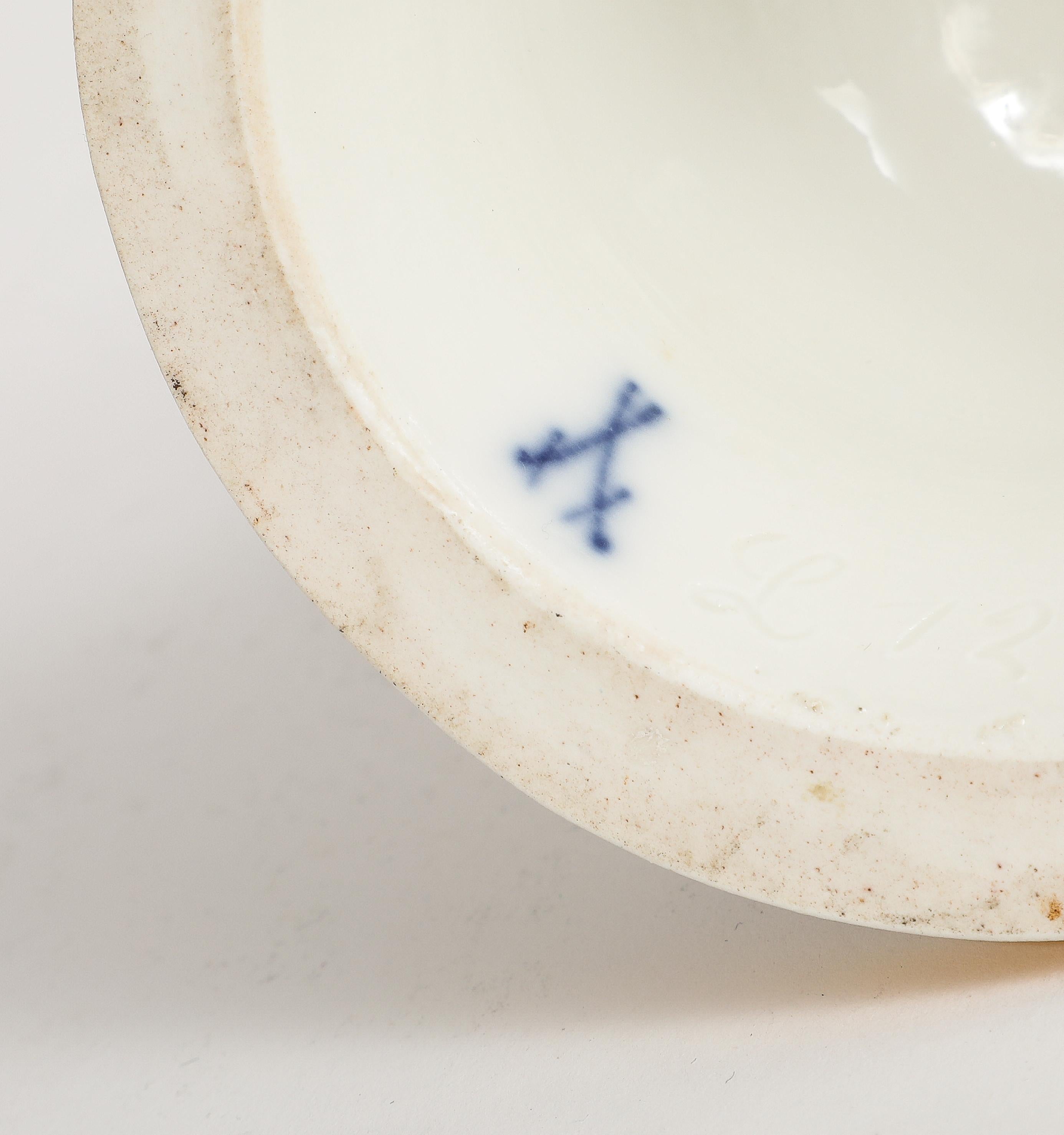 Ancienne figure de Cupidon en porcelaine de Meissen, série L.A.A. avec coeur en vente 4