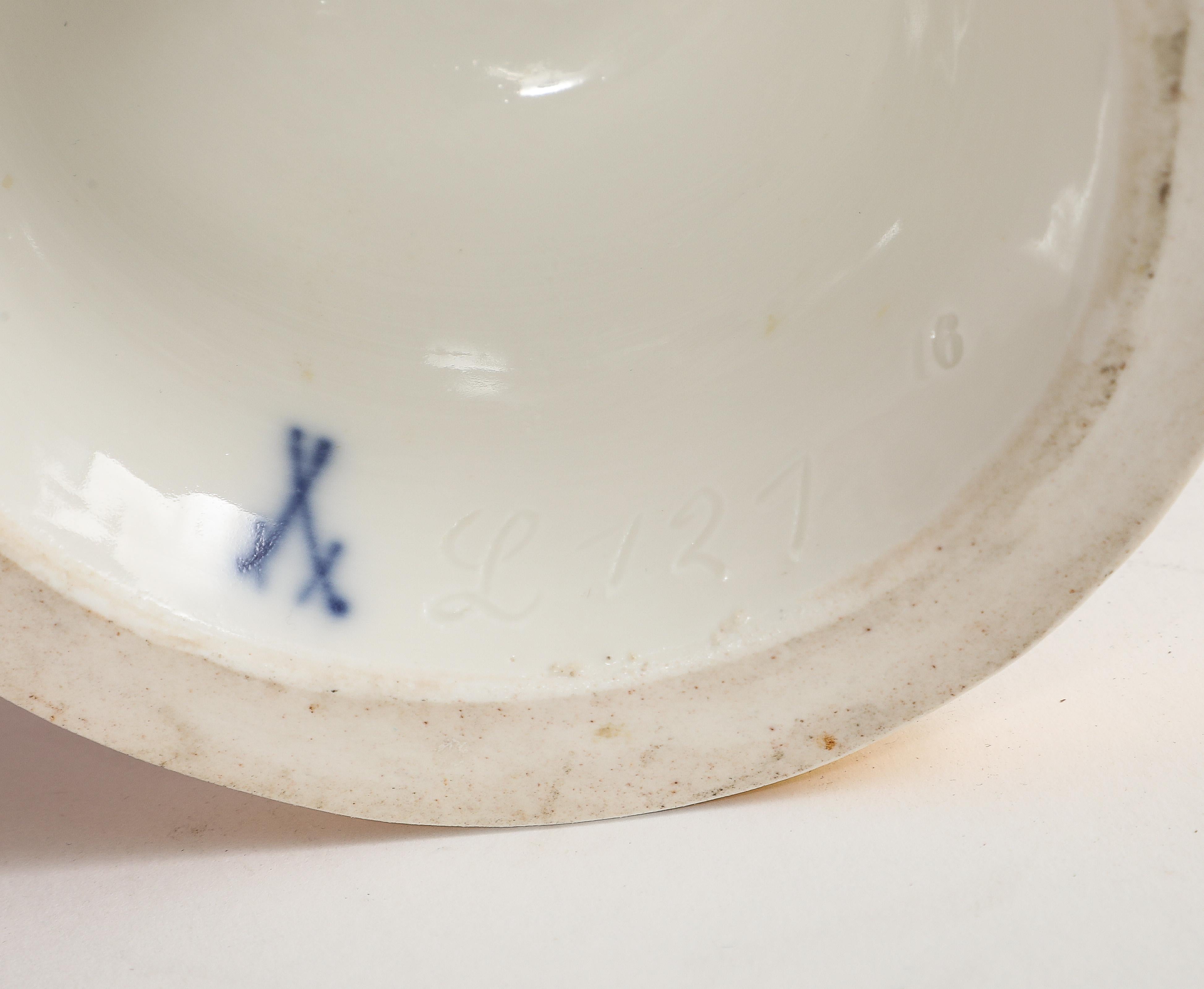 Ancienne figure de Cupidon en porcelaine de Meissen, série L.A.A. avec coeur en vente 6