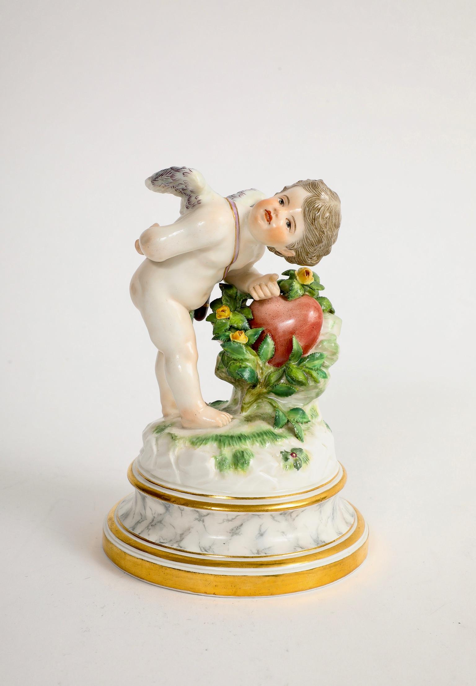 Charmante figurine ancienne en porcelaine de Meissen, finement modelée, de la série L. Elle fait partie de la série Love, réalisée par la manufacture de Meissen, et représente un Cupidon ailé qui se penche doucement vers l'avant, les bras tirés