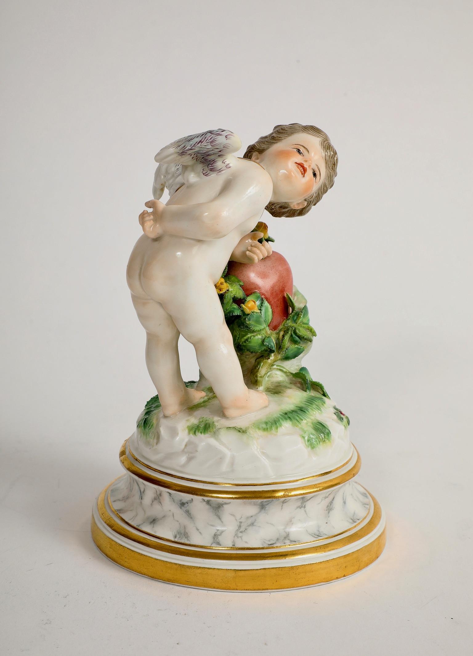 Belle Époque Ancienne figure de Cupidon en porcelaine de Meissen, série L.A.A. avec coeur en vente