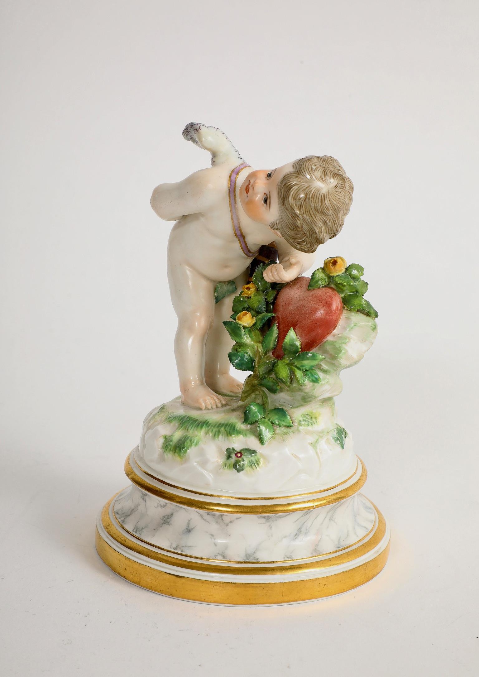 Allemand Ancienne figure de Cupidon en porcelaine de Meissen, série L.A.A. avec coeur en vente