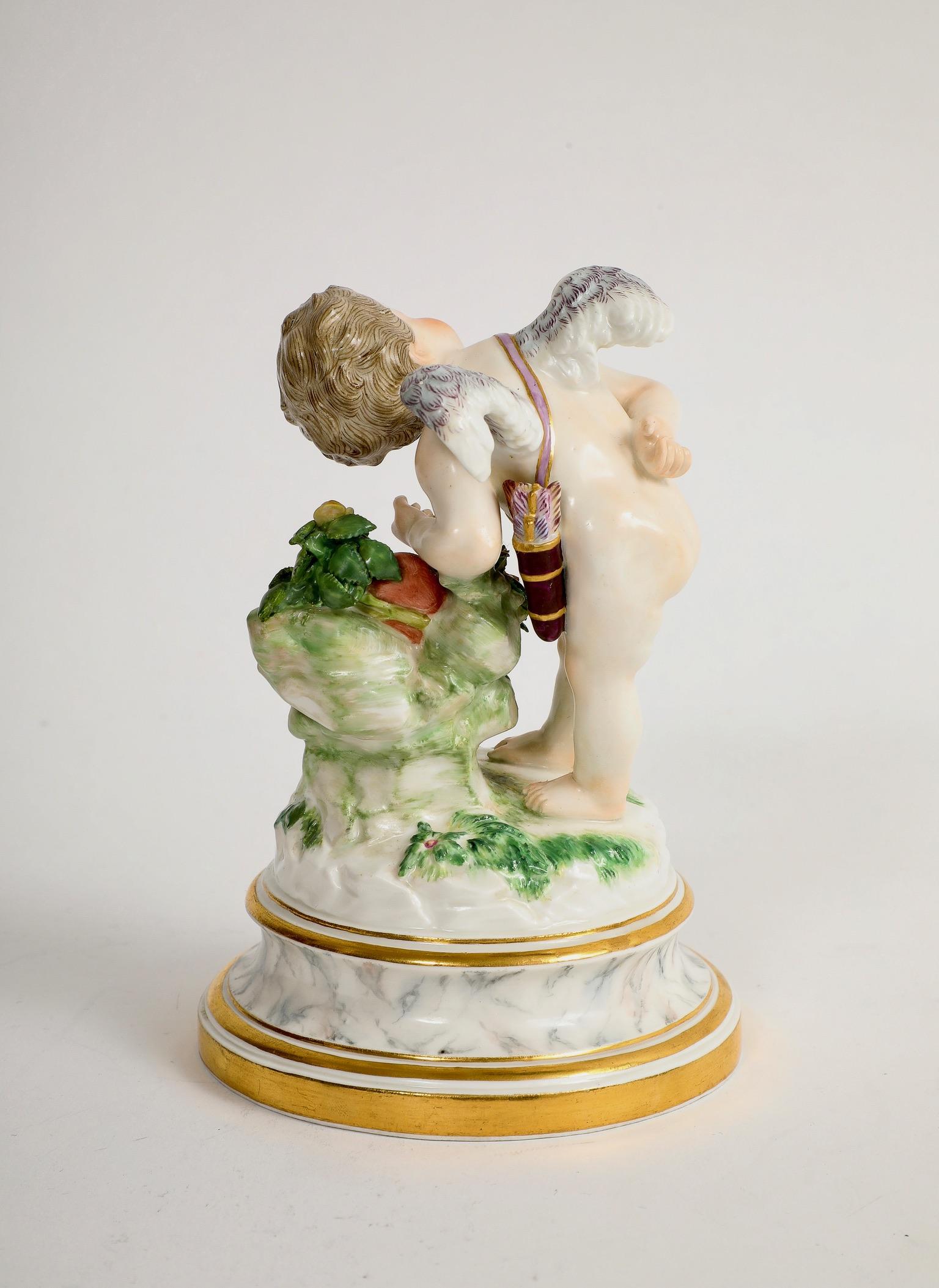 Ancienne figure de Cupidon en porcelaine de Meissen, série L.A.A. avec coeur Bon état - En vente à New York, NY