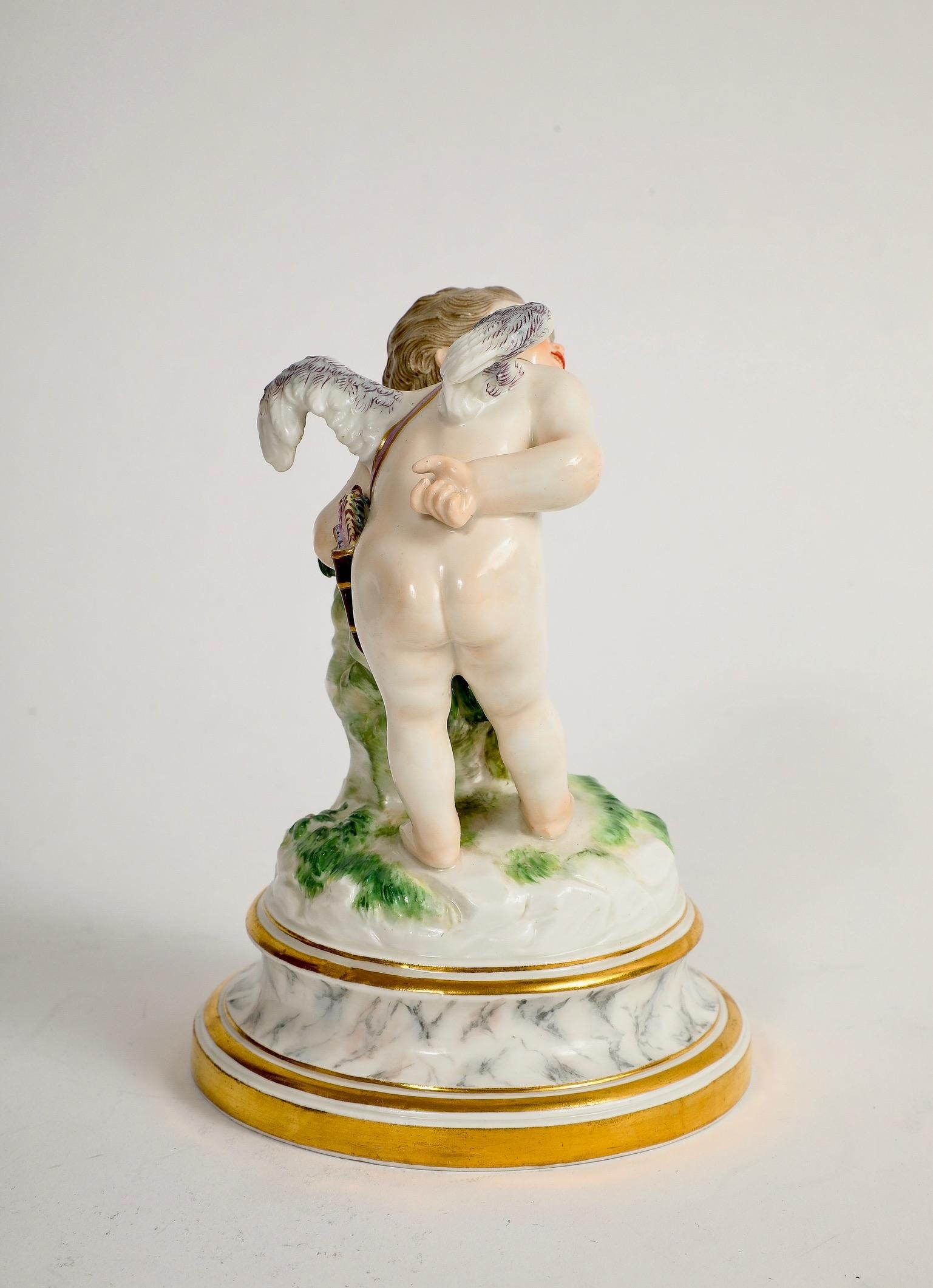 Fin du XIXe siècle Ancienne figure de Cupidon en porcelaine de Meissen, série L.A.A. avec coeur en vente