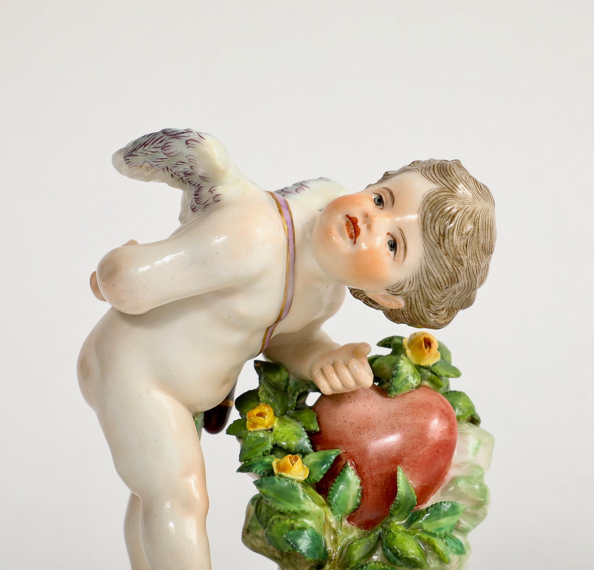 Porcelaine Ancienne figure de Cupidon en porcelaine de Meissen, série L.A.A. avec coeur en vente