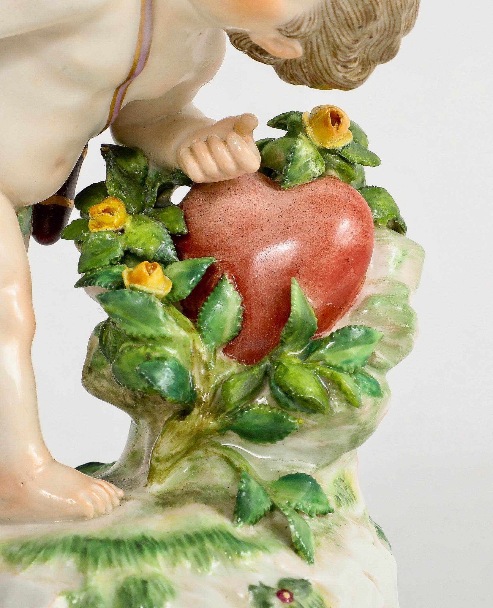 Ancienne figure de Cupidon en porcelaine de Meissen, série L.A.A. avec coeur en vente 1