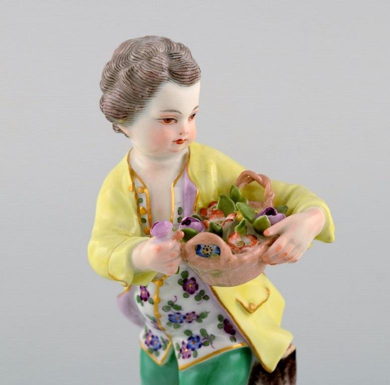 Antique Meissen porcelain figurine. Boy with flower basket. Model 149. Approx. 1900.
Measures: 12.8 x 6.5 cm.
In excellent condition.
Stamped.
1st factory quality.