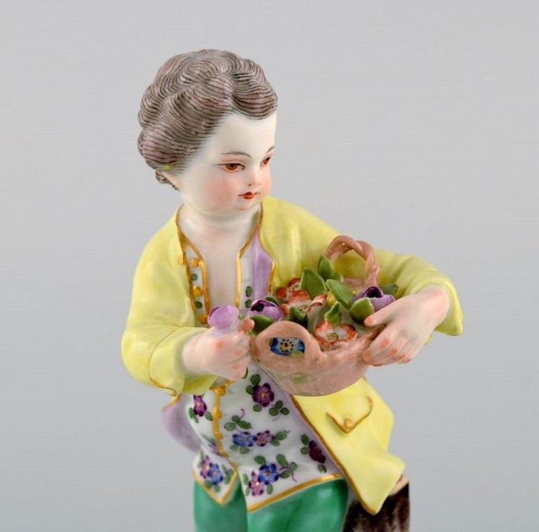 Antique Meissen porcelain figurine. Boy with flower basket. Model 149. Approx. 1900.
Measures: 12.8 x 6.5 cm.
In excellent condition.
Stamped.
1st factory quality.