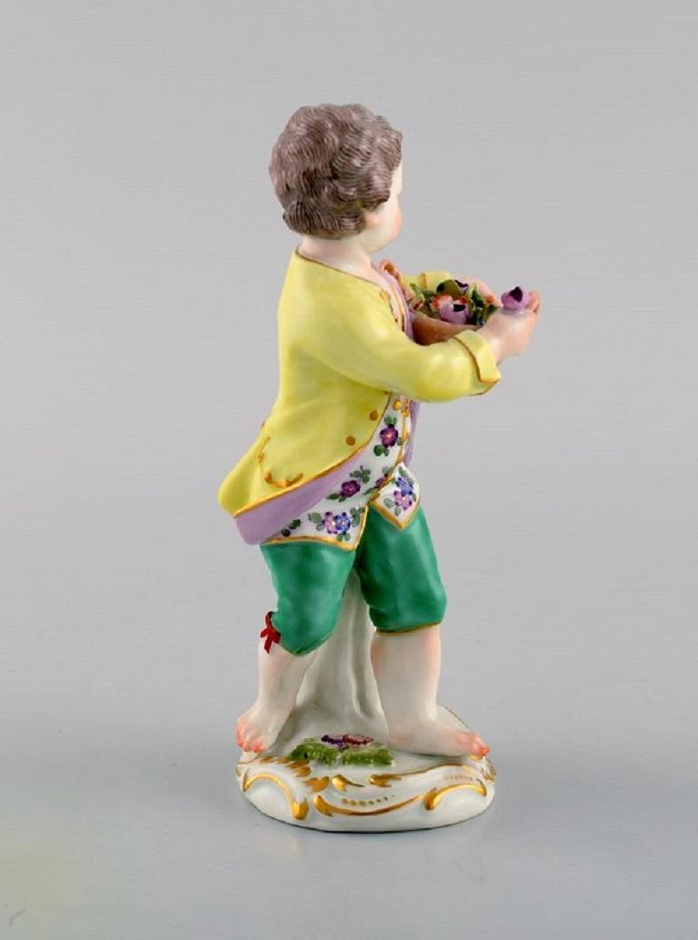 Allemand Antiquité - Figurine en porcelaine de Meissen, garçon avec un panier de fleurs, modèle 149 en vente