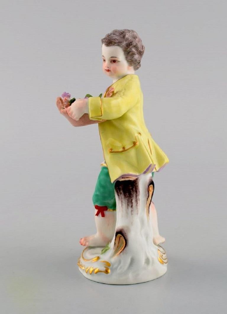 Antique Meissen Porcelain Figurine, Boy with a Flower Basket, Model 149 In Excellent Condition For Sale In Copenhagen, Denmark