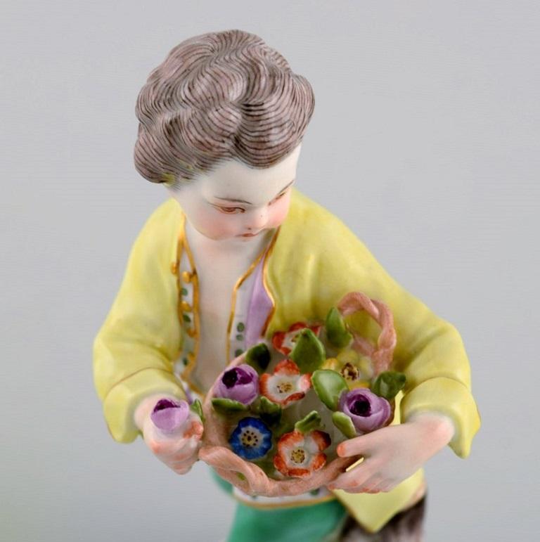 Début du 20ème siècle Antiquité - Figurine en porcelaine de Meissen, garçon avec un panier de fleurs, modèle 149 en vente