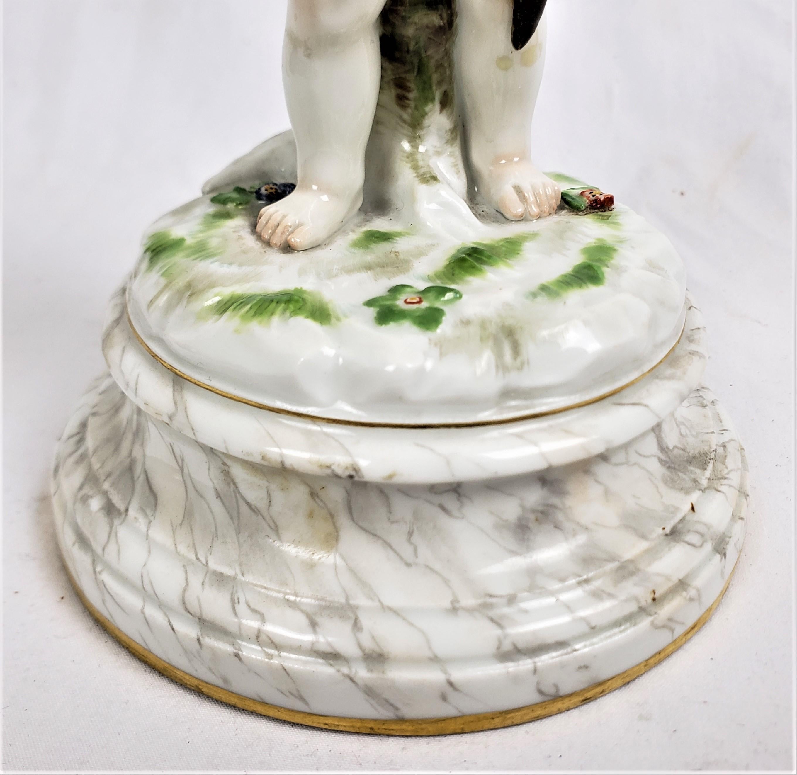 Figurine ancienne en porcelaine de Meissen d'un enfant jouant de la luth en vente 4