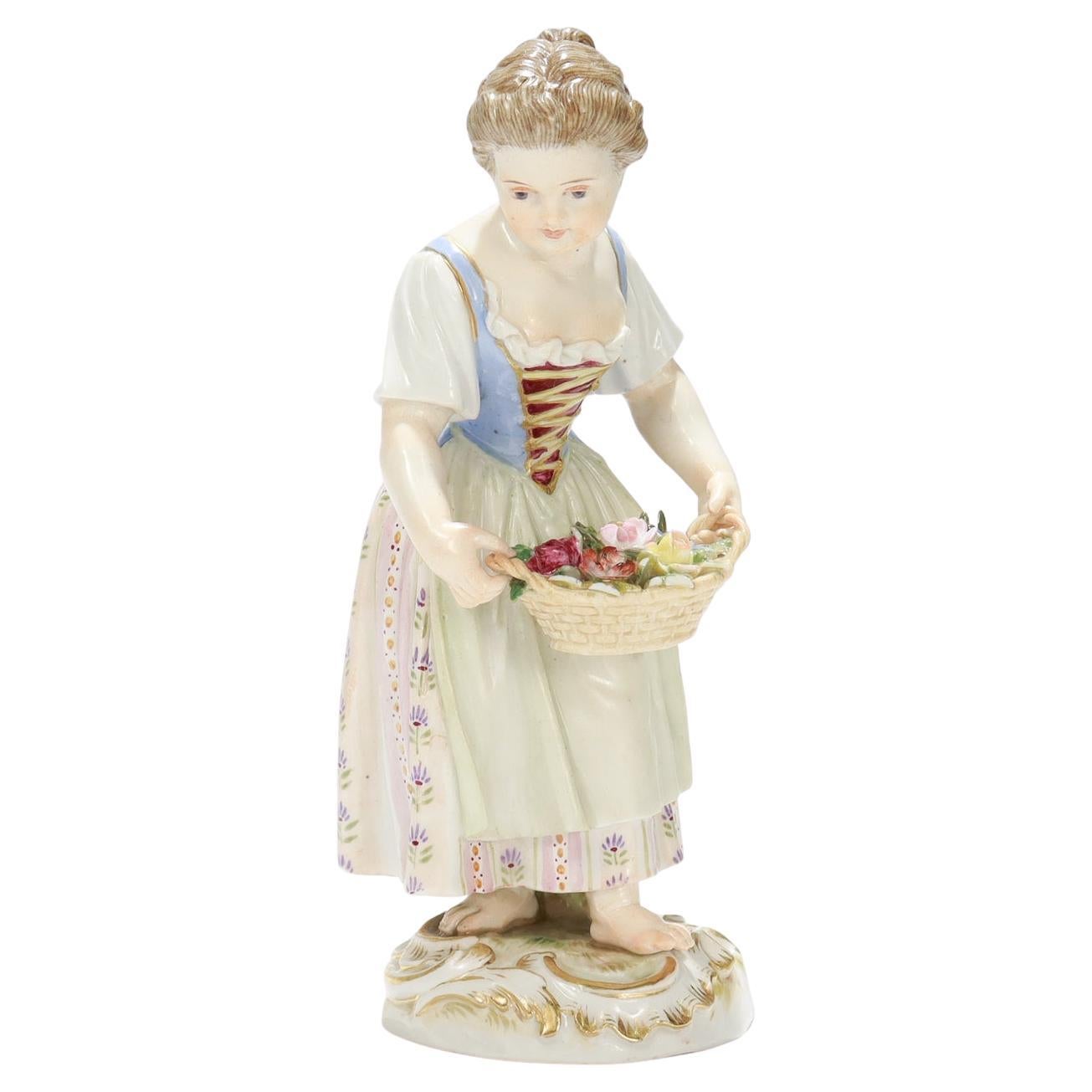 Figurilla antigua de porcelana de Meissen de niña con cesta de flores