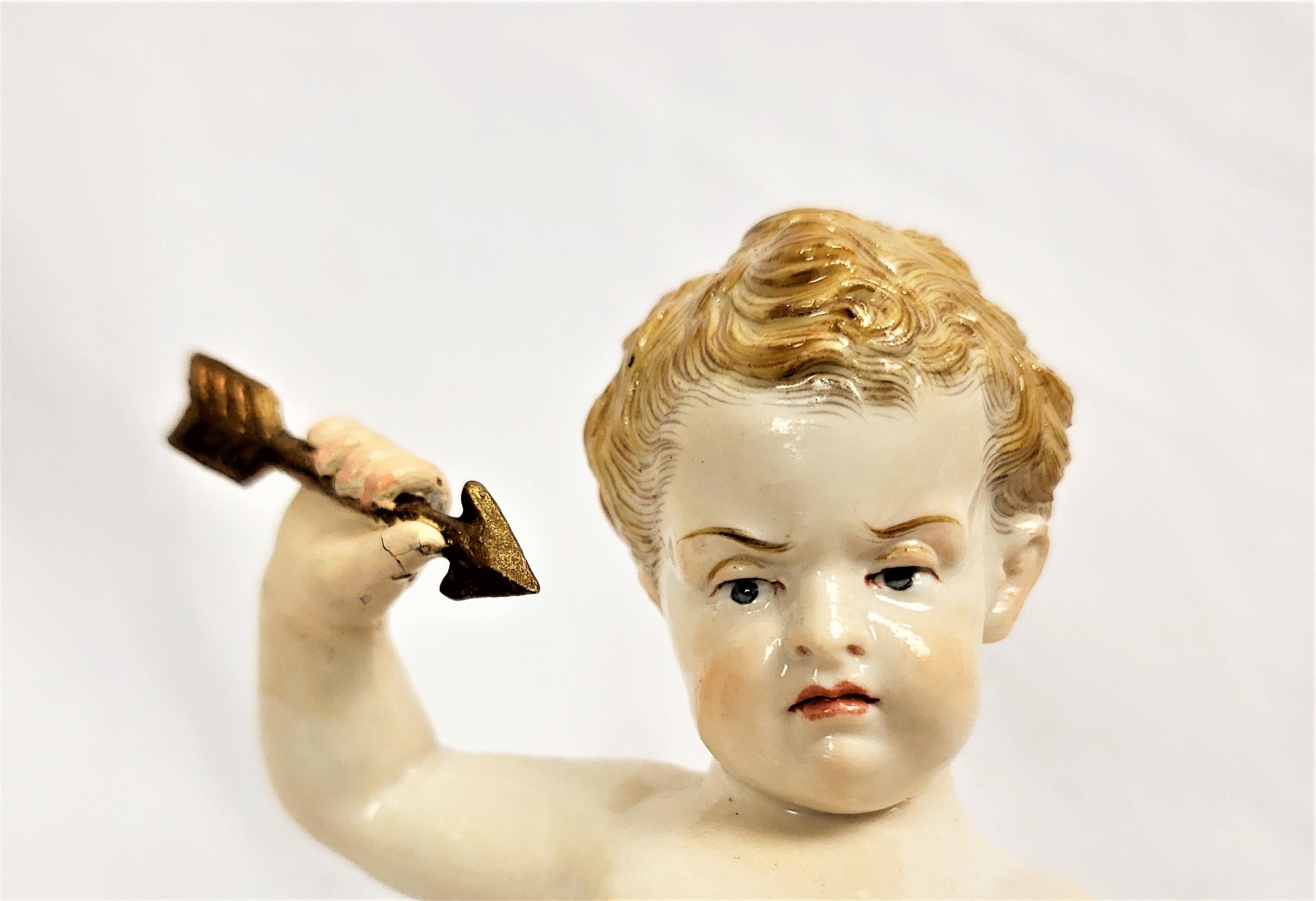 Antike Meissen Porcelain Figur von Amor, der einen Pfeil und ein flammendes Herz hält (Porzellan) im Angebot