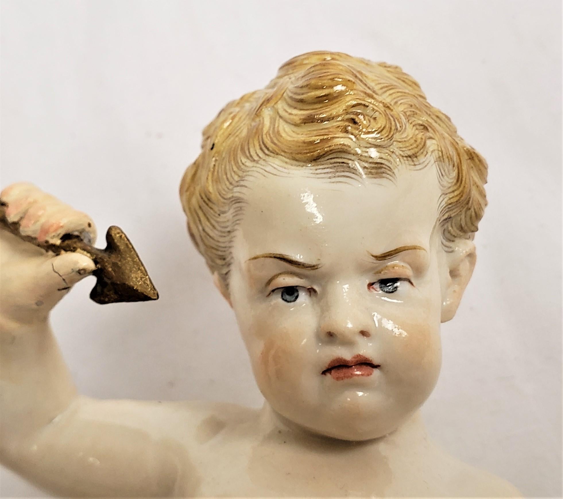 Antike Meissen Porcelain Figur von Amor, der einen Pfeil und ein flammendes Herz hält im Angebot 1