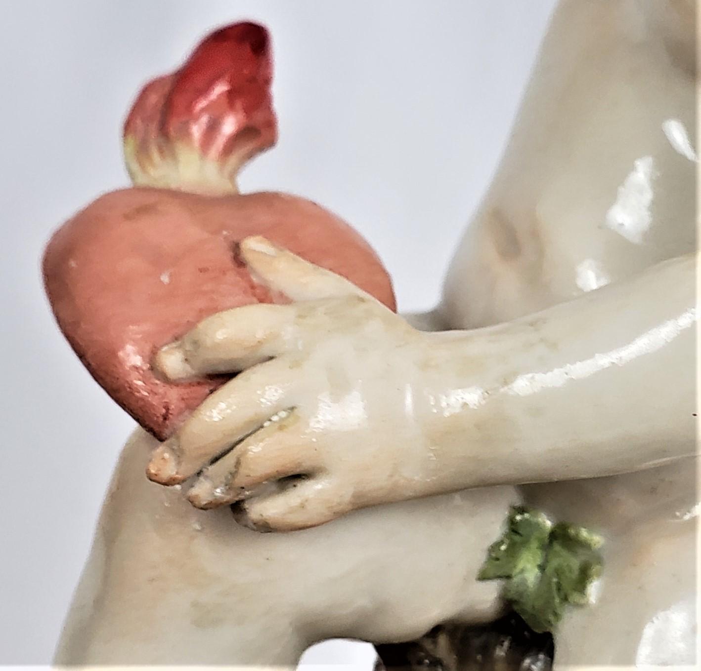 Antike Meissen Porcelain Figur von Amor, der einen Pfeil und ein flammendes Herz hält im Angebot 4