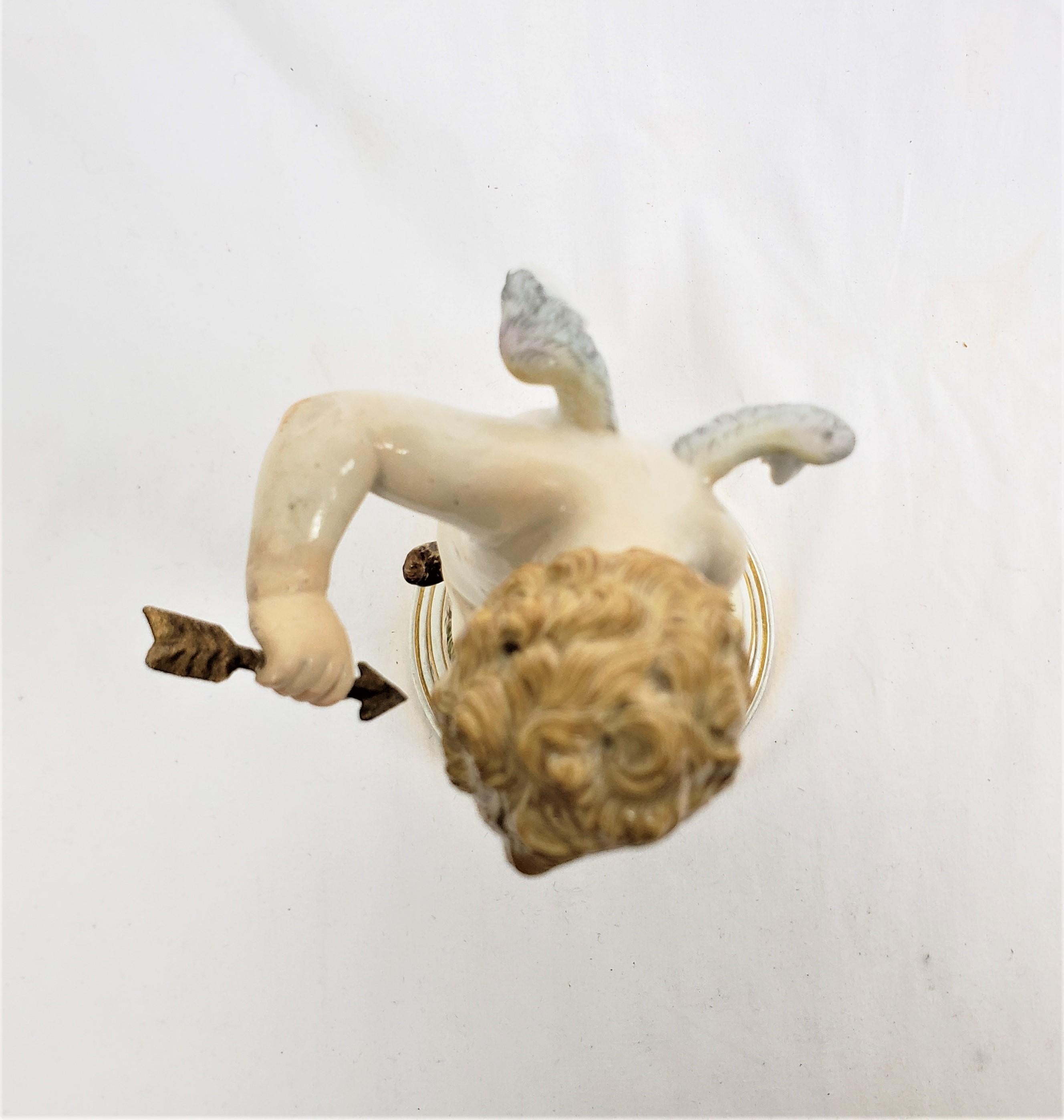 Antike Meissen Porcelain Figur von Amor, der einen Pfeil und ein flammendes Herz hält (Handbemalt) im Angebot