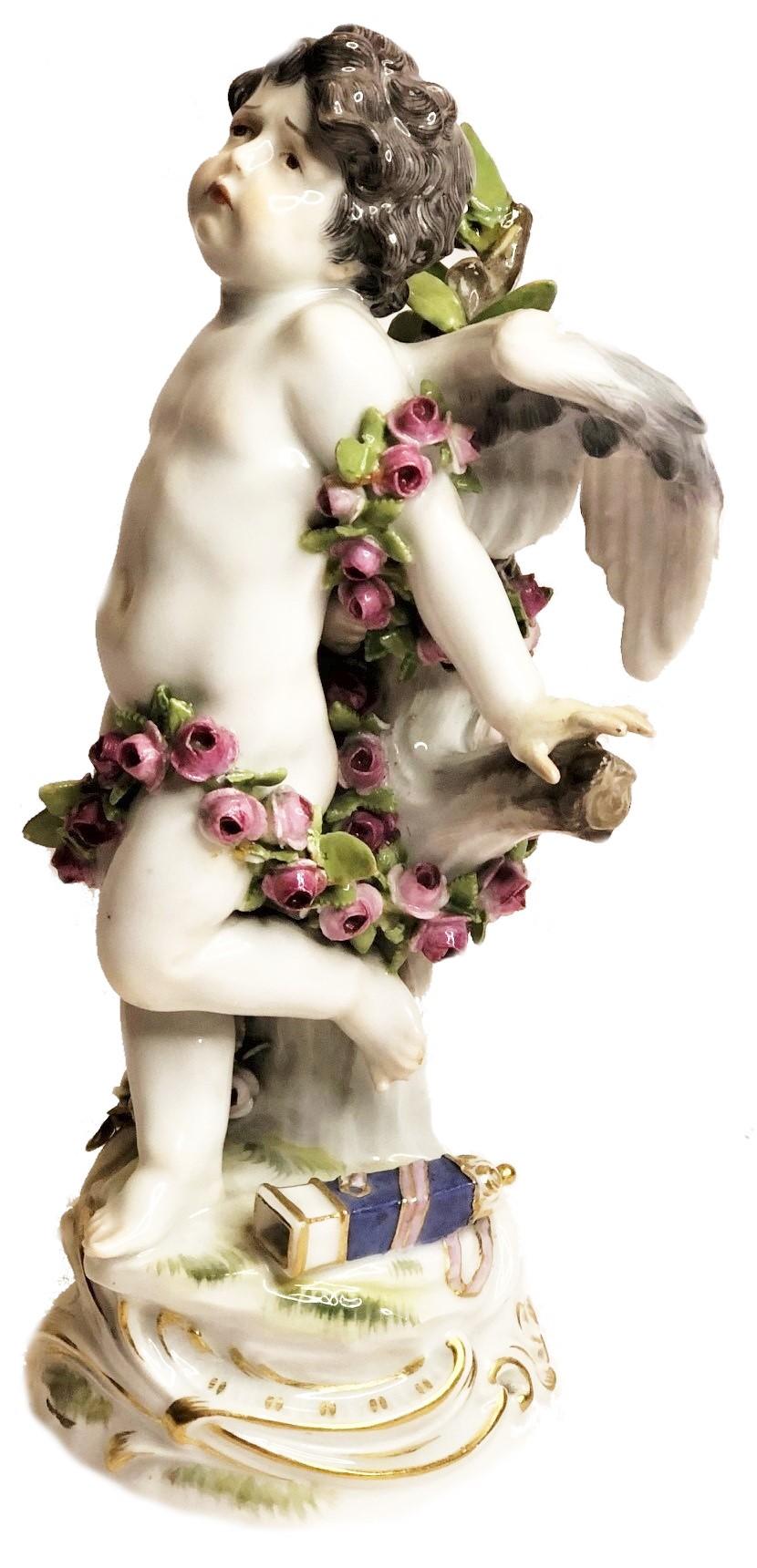 Diese außergewöhnlich schöne, in bester Meißner Tradition gefertigte Statuette zeigt einen Amor mit leidendem Gesichtsausdruck und einem leeren Köcher mit Pfeilen zu seinen Füßen. Diese Komposition ruft beim Betrachter sofort ein eindeutiges Gefühl