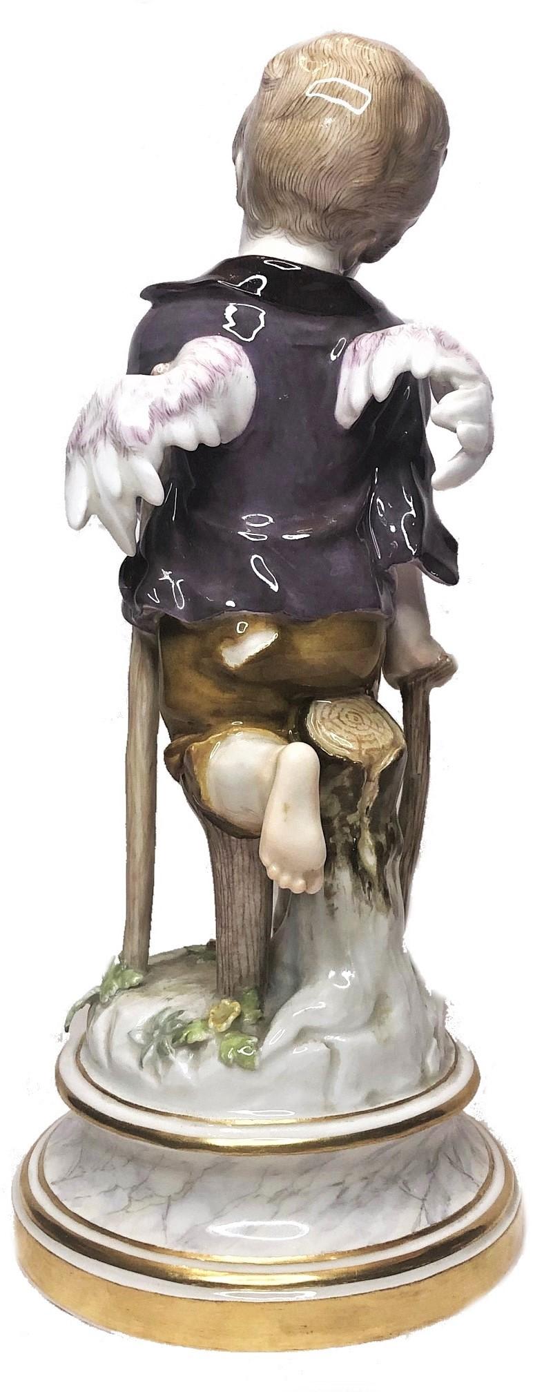 Dipinto Antica statuetta di Meissen Porcelain di cherubino zoppo con stampelle, 1880 ca. in vendita