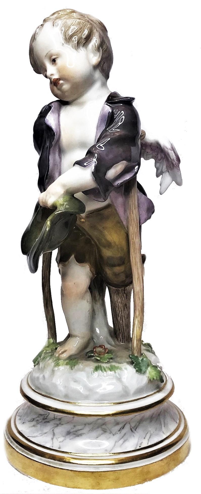 Fine XIX secolo Antica statuetta di Meissen Porcelain di cherubino zoppo con stampelle, 1880 ca. in vendita