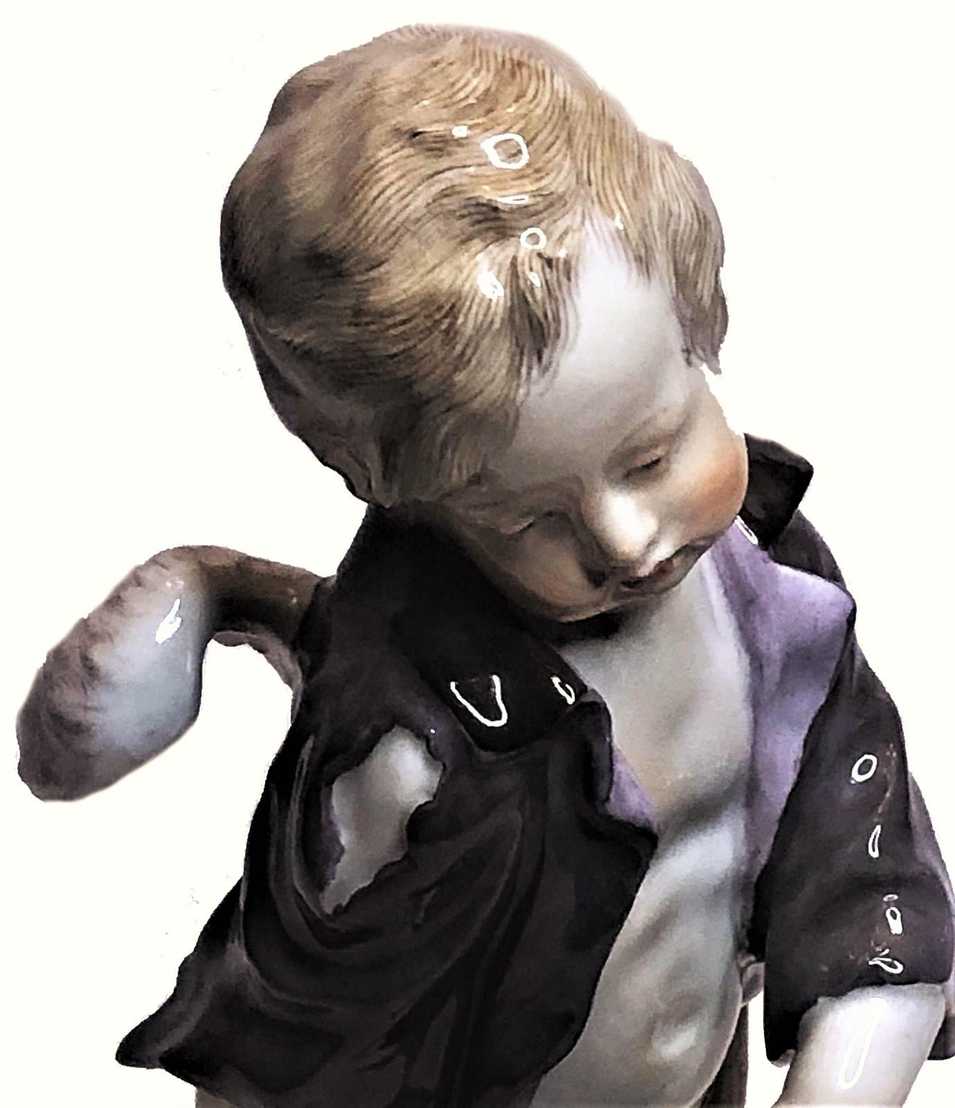 Peint Ancienne figurine en porcelaine de Meissen représentant un chérubin en lamé sur cruches, années 1880 en vente