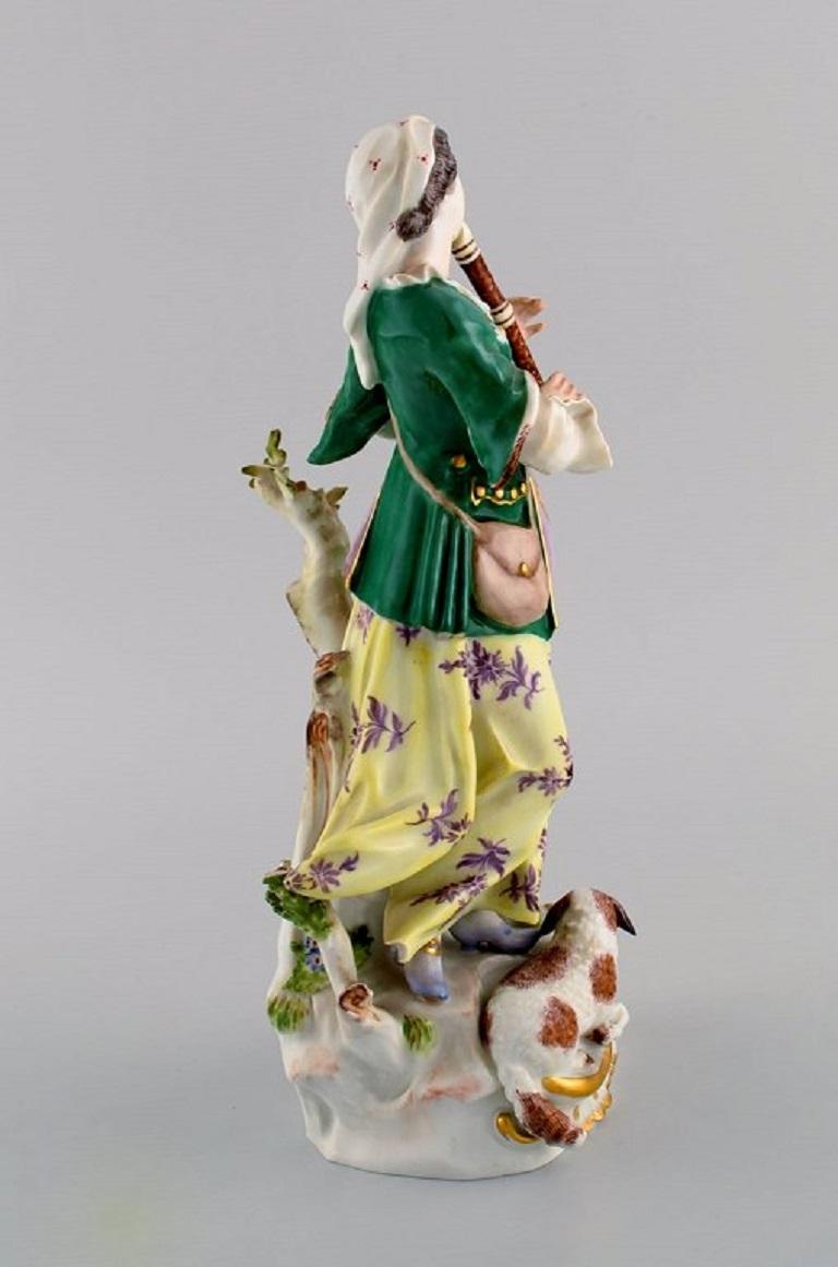 Peint à la main Figurine ancienne en porcelaine de Meissen, femme jouant de la flûte, fin du 19ème siècle en vente