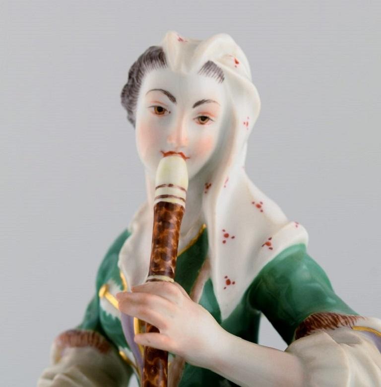 Porcelaine Figurine ancienne en porcelaine de Meissen, femme jouant de la flûte, fin du 19ème siècle en vente